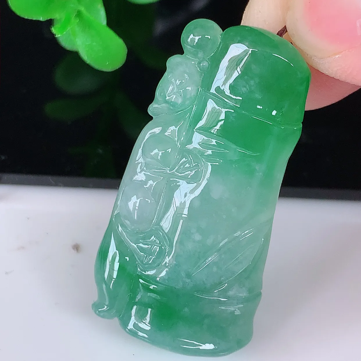 自然光实拍，冰飘绿翡翠节节高竹节玉坠，款式时尚大方，竹节寓意好，佩戴事业，学业节节高升！#01.26