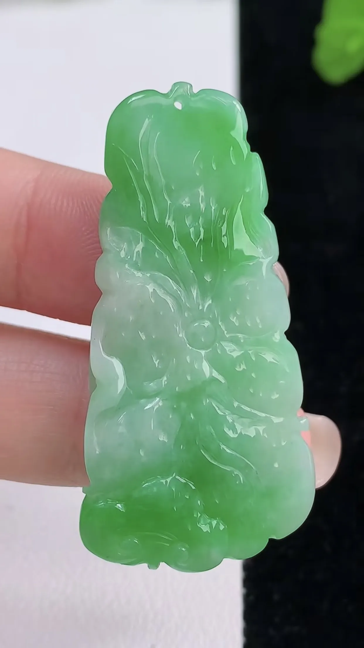 缅甸天然翡翠a货 老坑料起胶冰润 飘绿和和美美 荷花吊坠，尺寸46.2-22-4mm  y 7.68