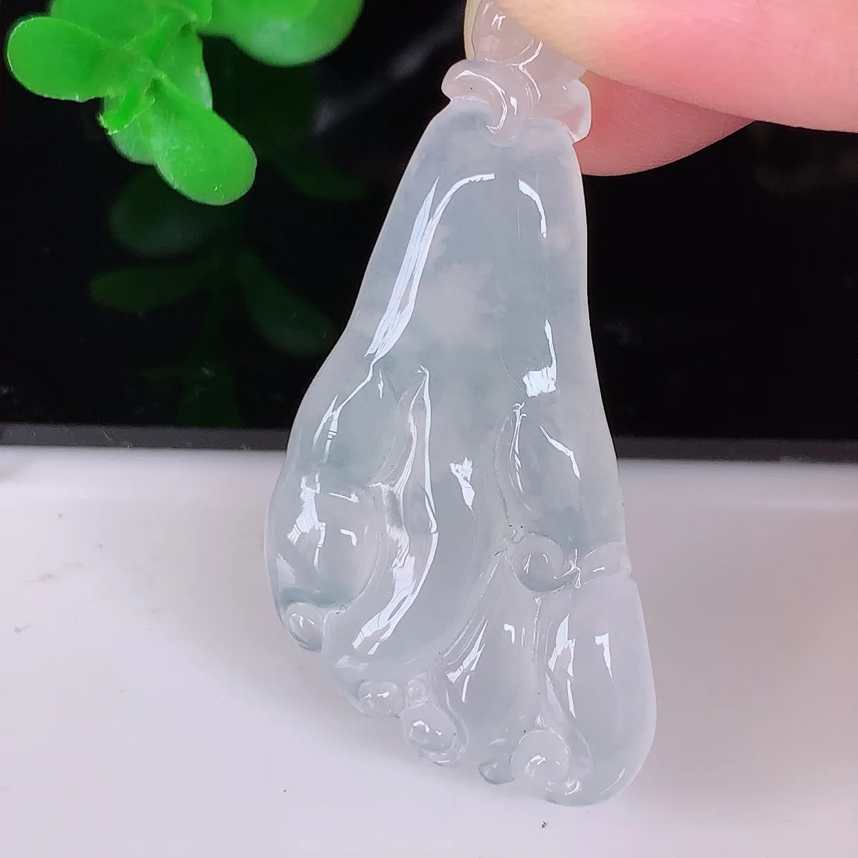 自然光实拍，冰种翡翠佛手吊坠，翠色灵动，种老水足，寓意好，品相佳，佩戴佳品！#01.26