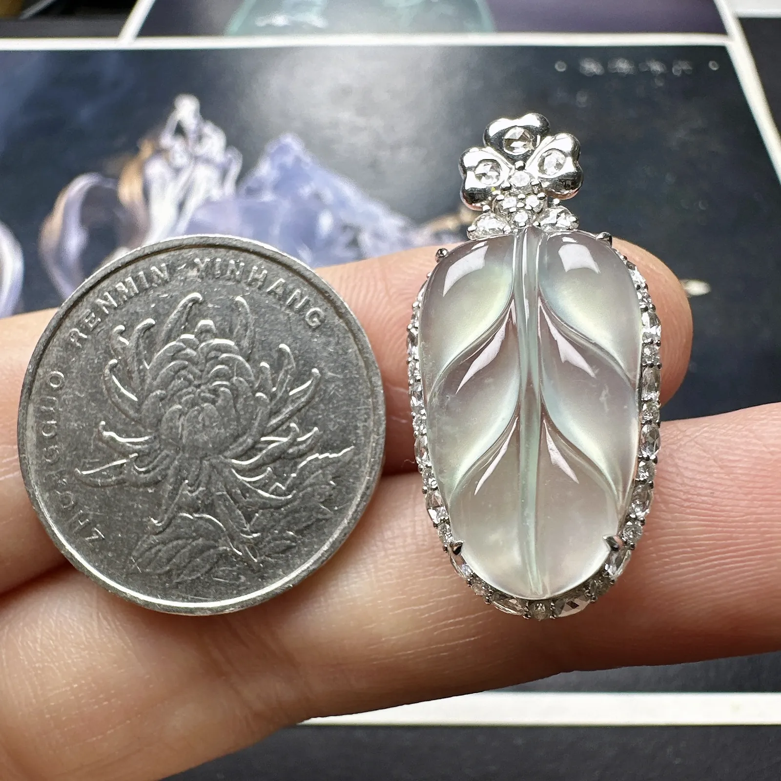 【冰种叶吊坠】金枝玉叶，种水上乘，晶莹剔透，纯净通透，莹光感很强。18k金钻镶嵌，裸石尺寸20.6*12.3*3.7毫米