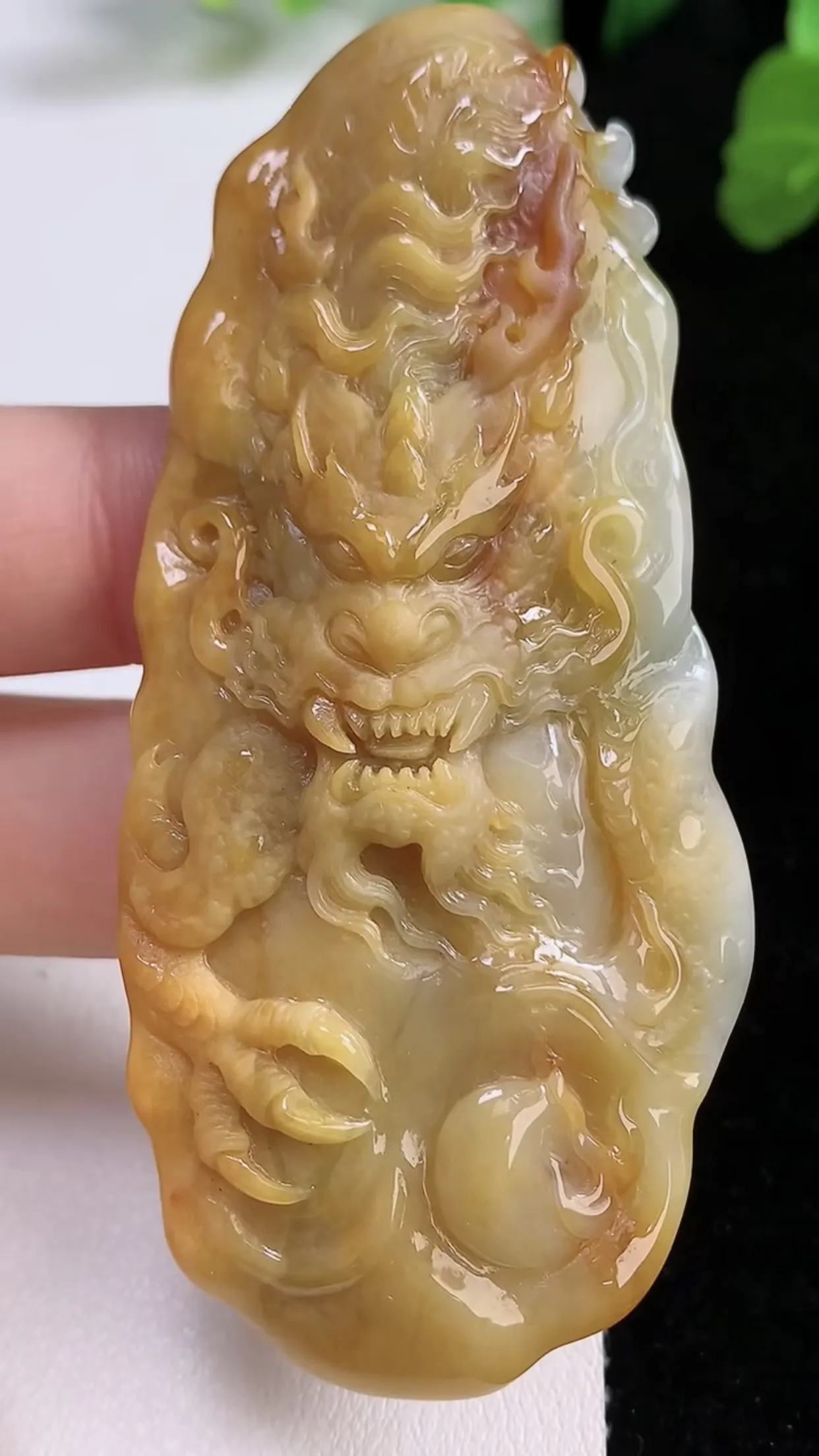 缅甸天然翡翠a货 老坑料起胶冰润 双彩黄翡霸气龙牌吊坠，尺寸75-33.5-10.2mm y 41.00