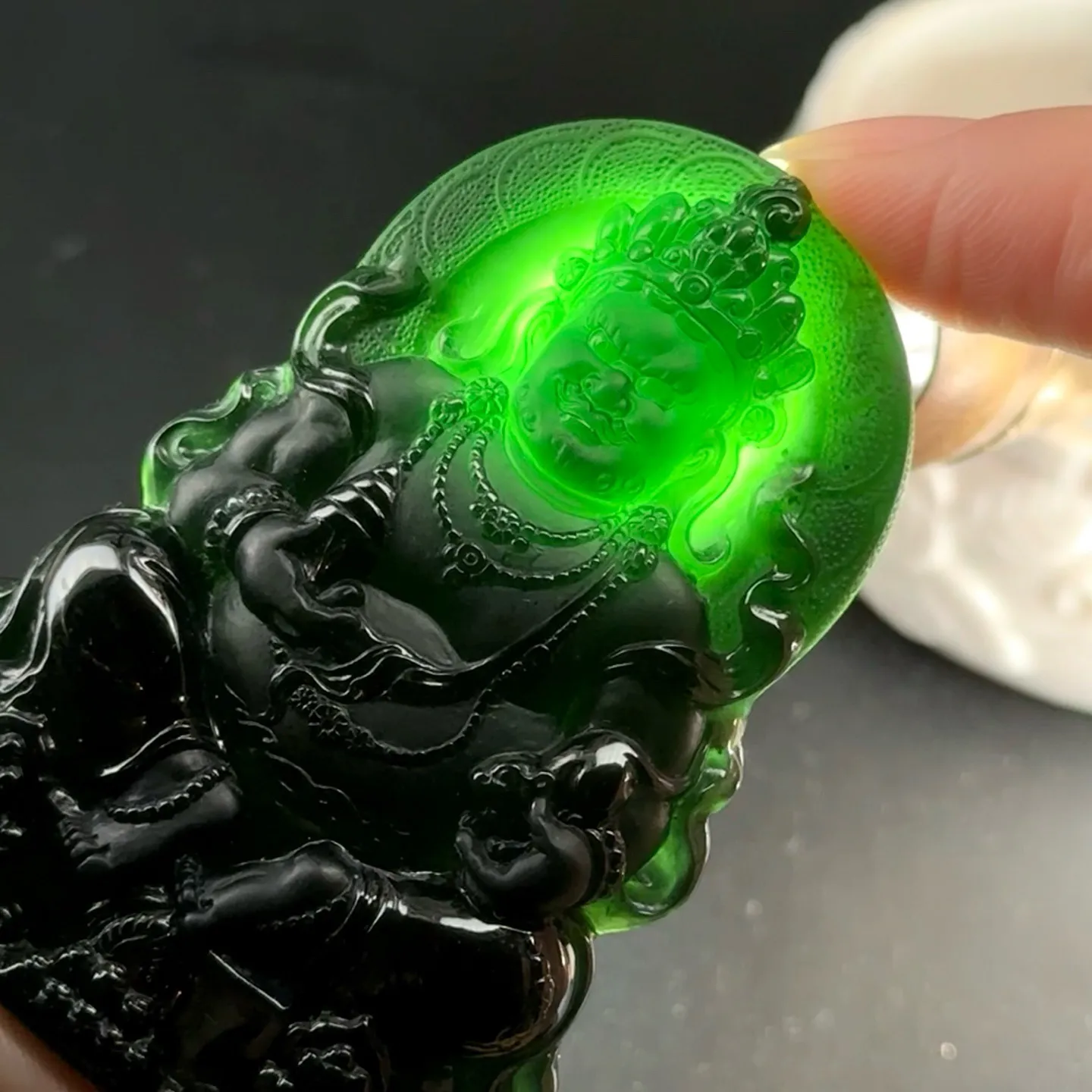 精品墨翠黄财神 种好色正 黑度极好 打灯通透 油性十足