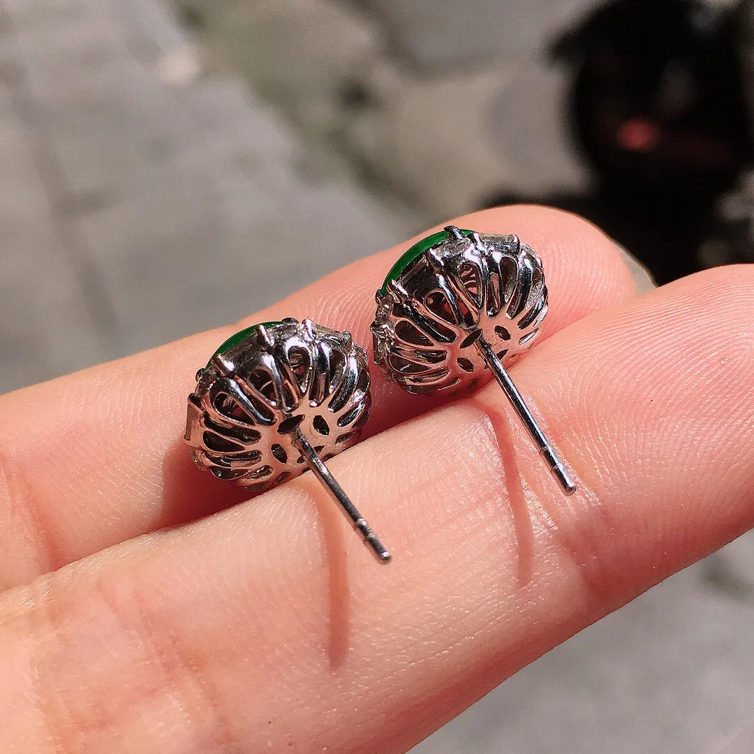 满绿蛋面耳钉，色泽均匀浓郁，玉质细腻，荧光感超
强，饱满圆润，气质满满。18k
金豪华镶嵌