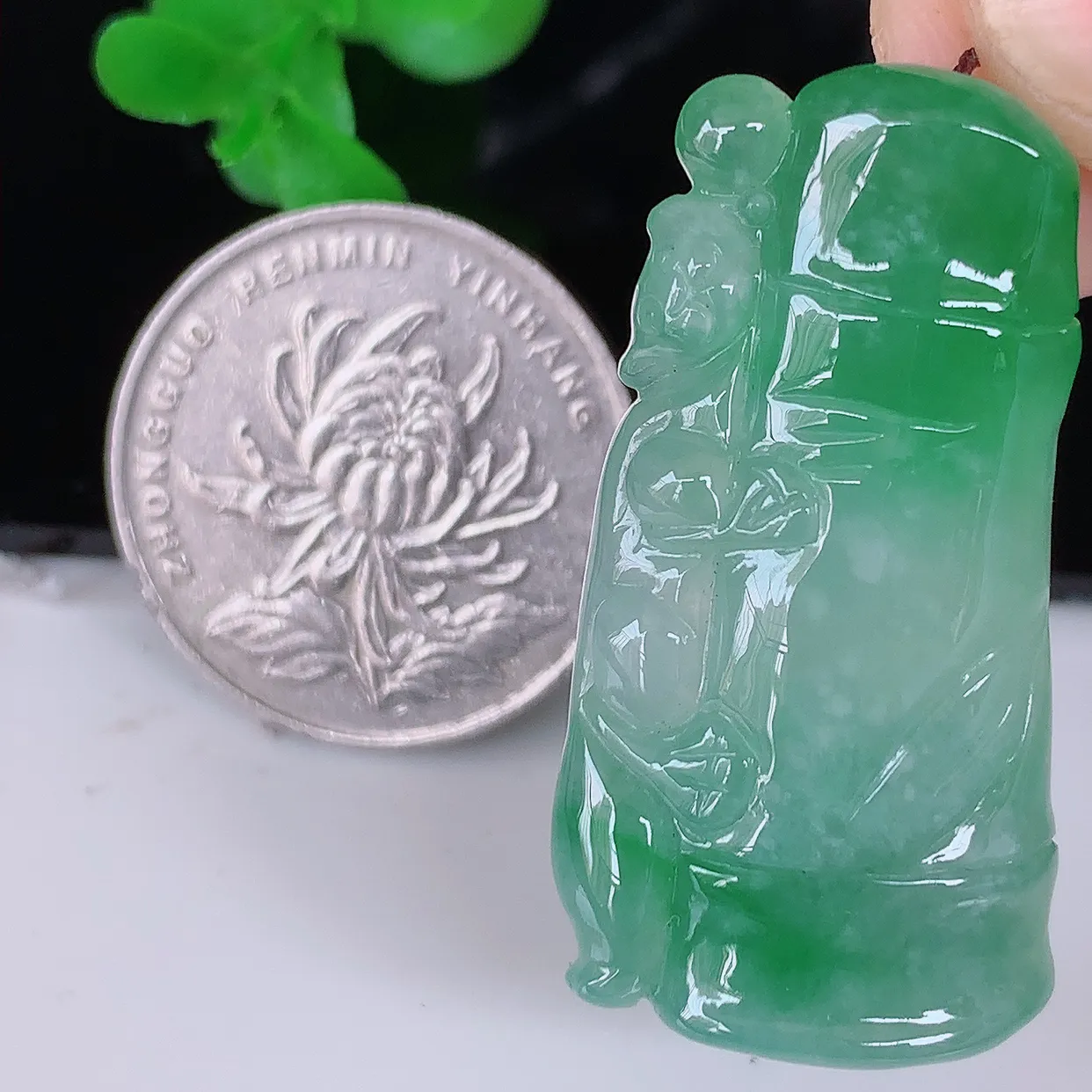 自然光实拍，冰飘绿翡翠节节高竹节玉坠，款式时尚大方，竹节寓意好，佩戴事业，学业节节高升！#01.26
