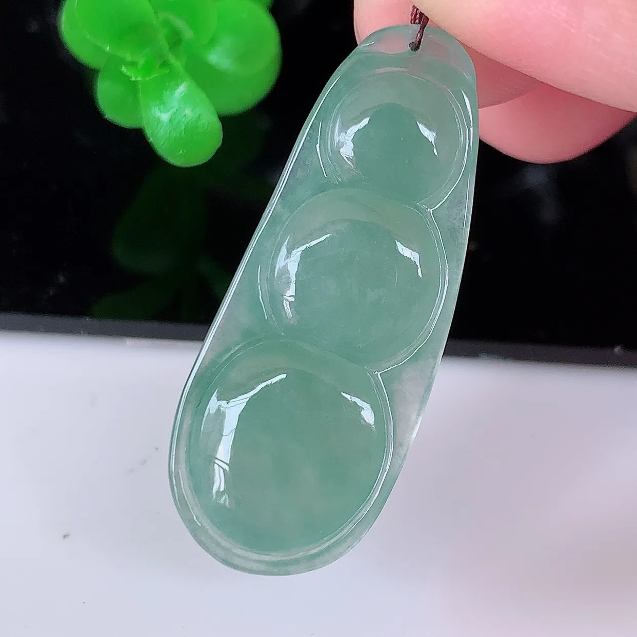 自然光实拍，冰种晴绿翡翠四季豆吊坠，平安豆福豆玉坠，冰润通透，豆粒饱满，寓意：豆蔻年华！#57.26