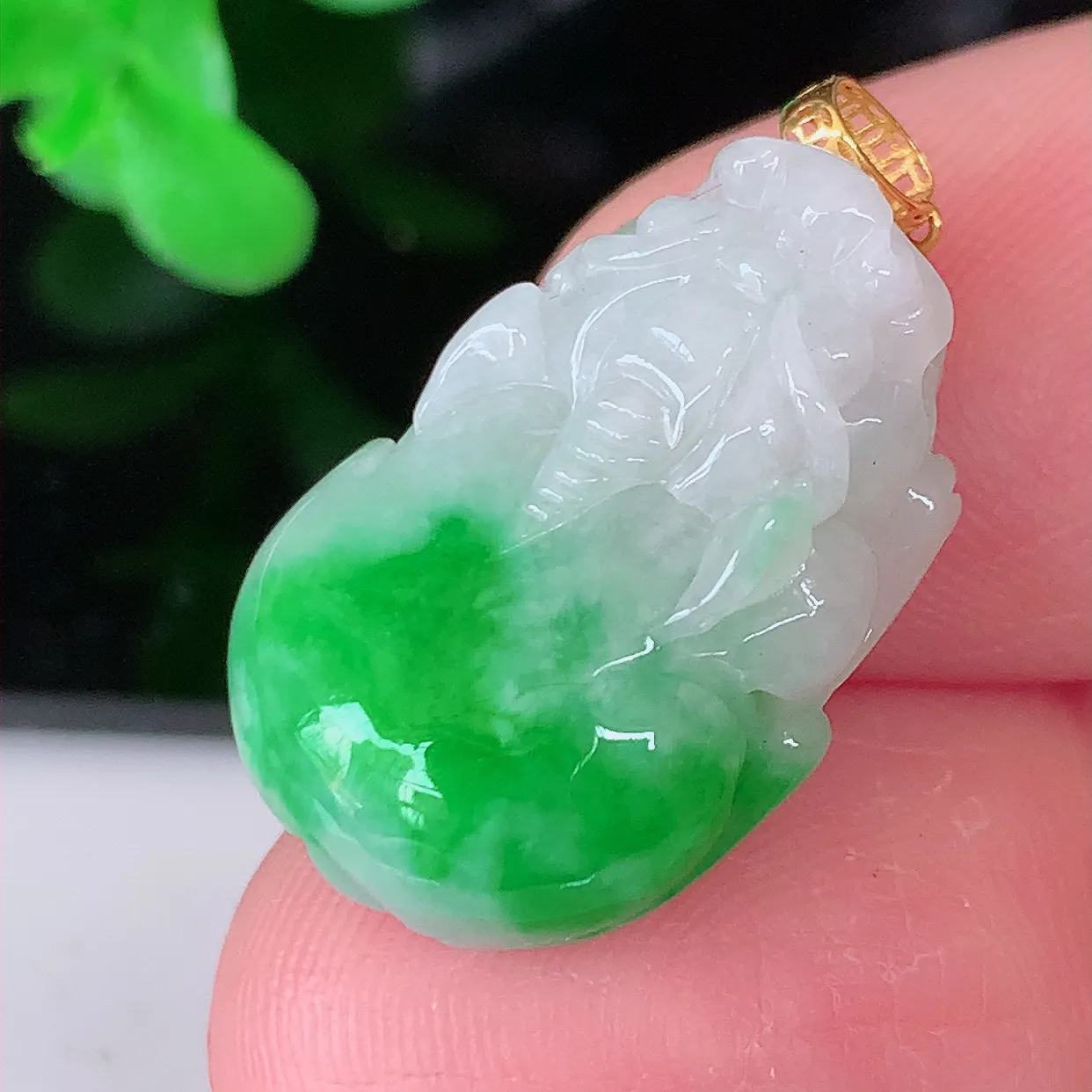 18K金镶嵌飘绿翡翠招财貔貅吊坠，民间有“一摸貔貅运程旺盛，再摸貔貅财运滚滚，三摸貔貅平步青云 ”的