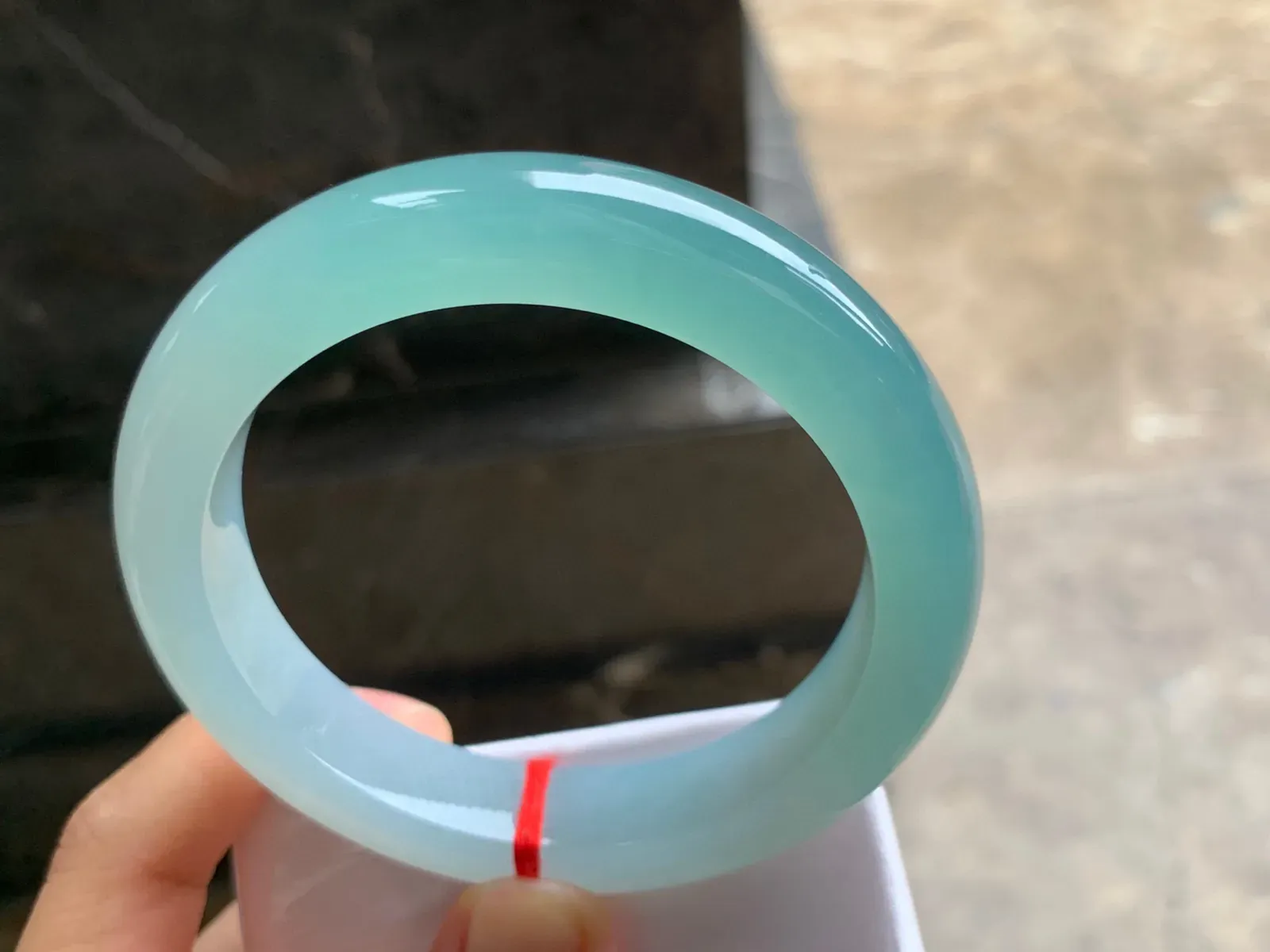 61-13-10mm
冰种湖水绿手镯 颜色漂亮 水润光泽 半山半水