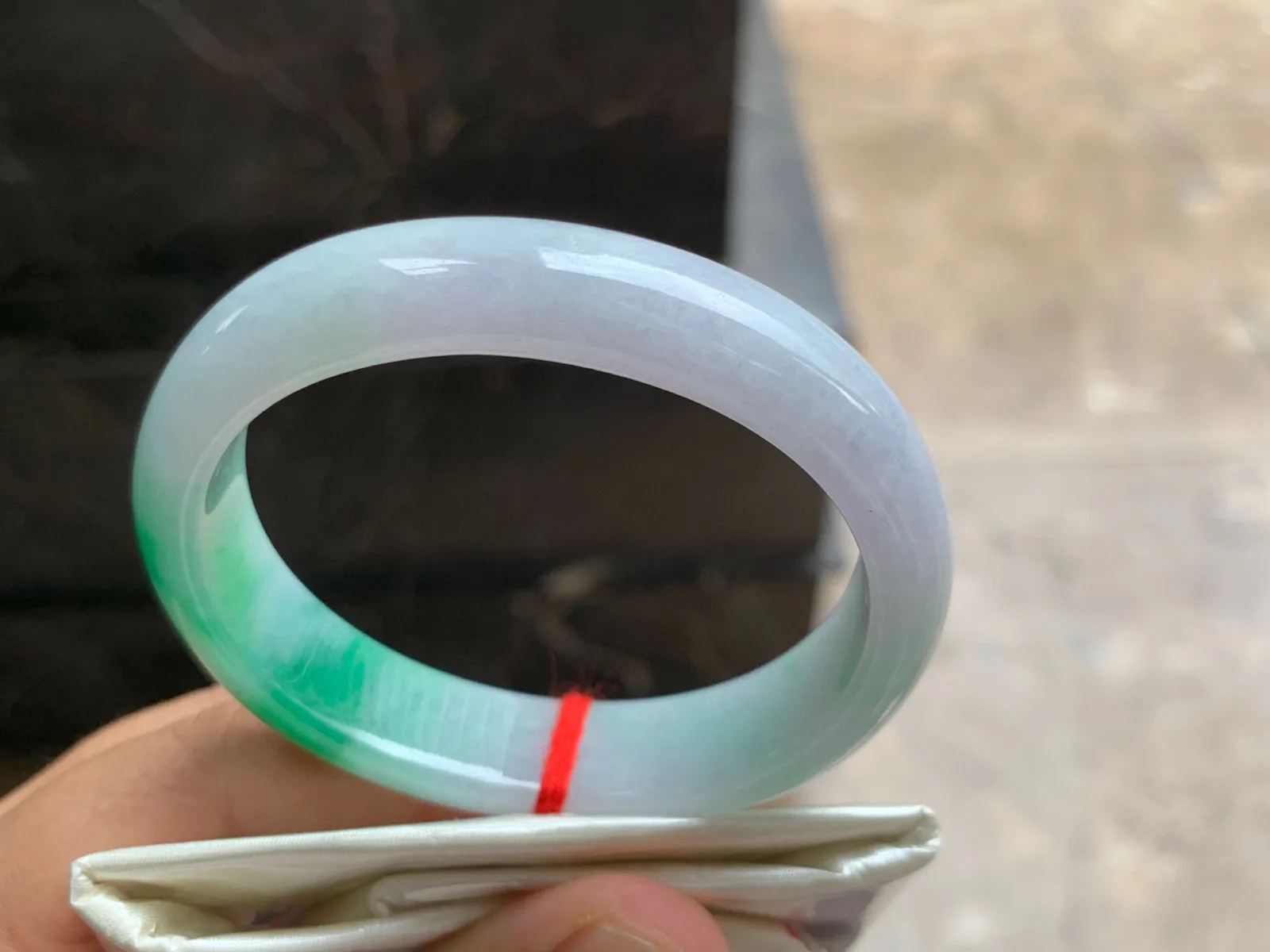 54-13.5-7.5mm
带色贵妃手镯 底子细腻 一抹色很漂亮 正圈51/52可带
