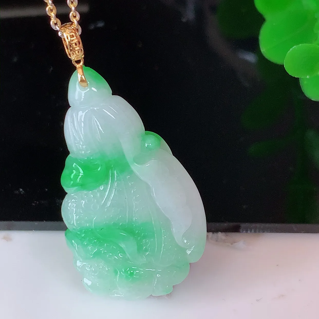18K金镶嵌冰飘绿翡翠招百财白菜吊坠，百财聚来，财源滚滚，色泽鲜艳，精工水润的白菜，性价比高！#1.26