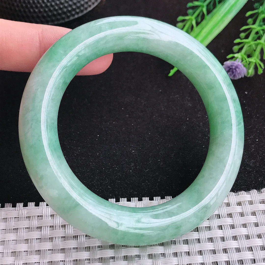 自然光54.5/12.1老坑秀气温润浅绿胖圆条手镯天然翡翠玉镯女款
