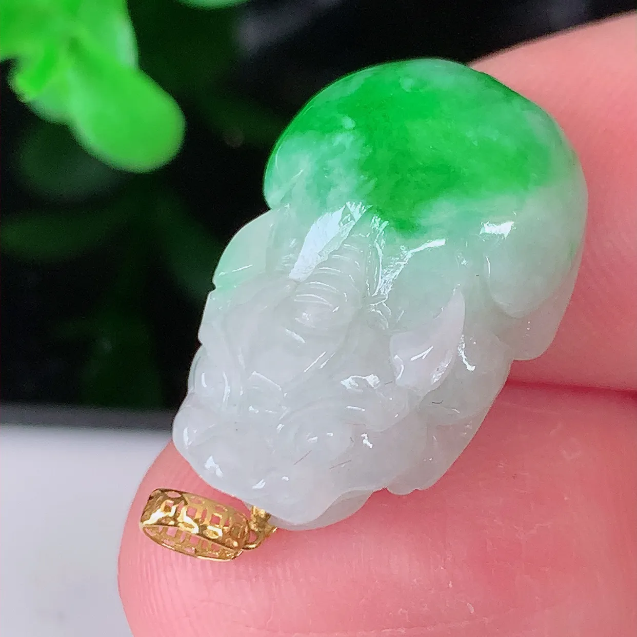 18K金镶嵌飘绿翡翠招财貔貅吊坠，民间有“一摸貔貅运程旺盛，再摸貔貅财运滚滚，三摸貔貅平步青云 ”的美好祝愿。#1.26