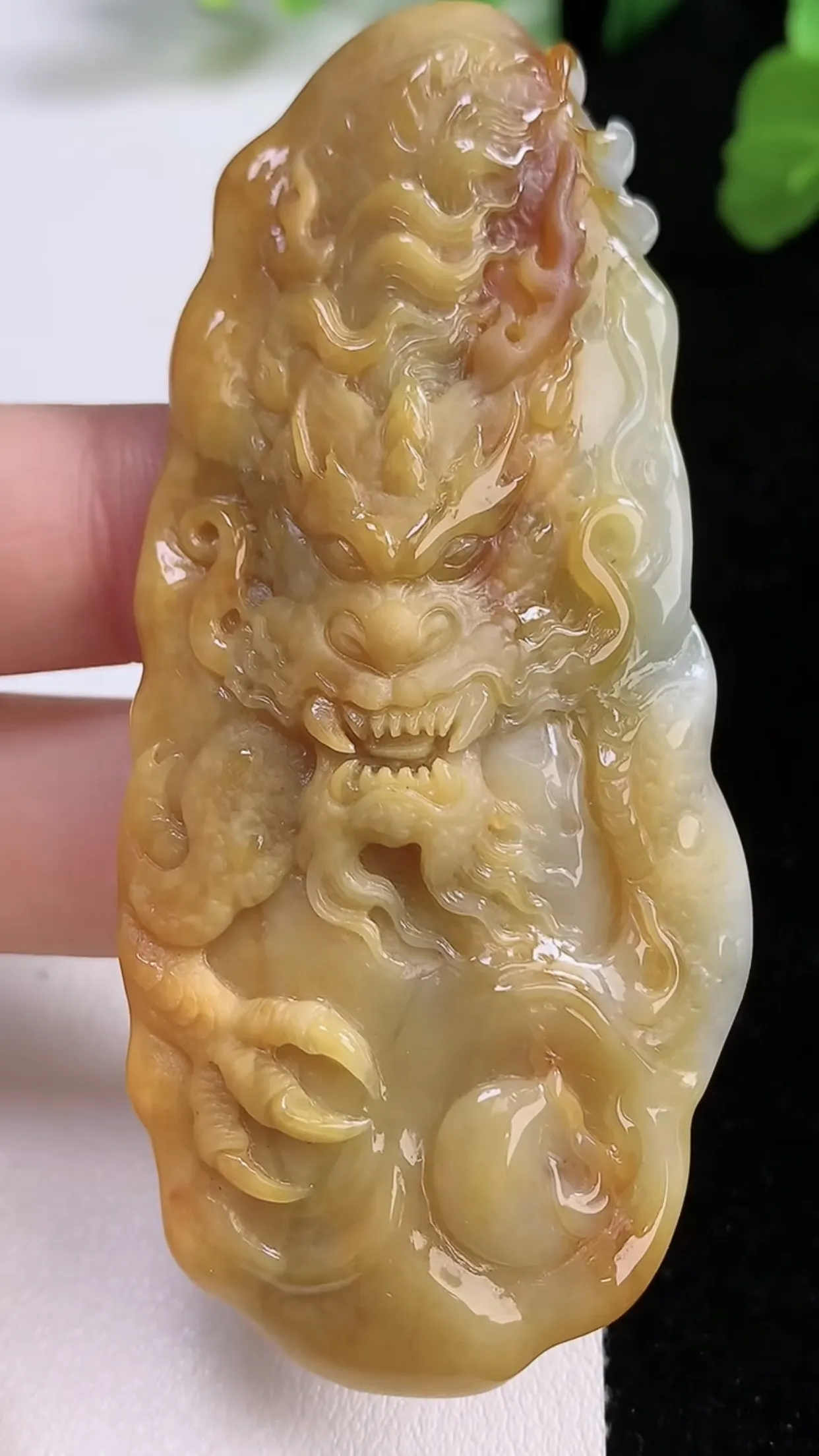 缅甸天然翡翠a货 老坑料起胶冰润 双彩黄翡霸气龙牌吊坠，尺寸75-33.5-10.2mm y 41.00