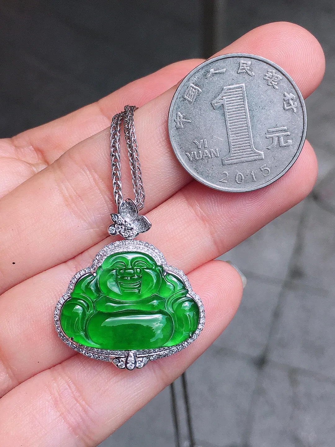 阳绿佛公吊坠，色泽均匀艳丽，玉质细腻，荧光感超
强，饱满圆润，气质满满。18k
金豪华镶嵌