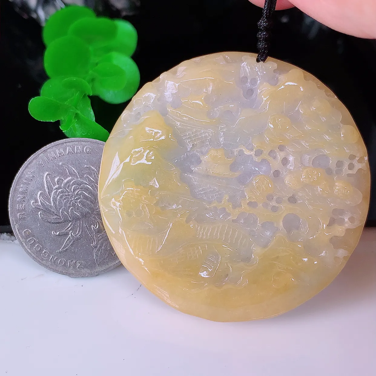自然光实拍，冰润黄翡双彩翡翠山水牌吊坠，翡翠山水，立体生动形象，山水素材布局合理，意境感佳，佩戴上身效果更高贵 #41.26
