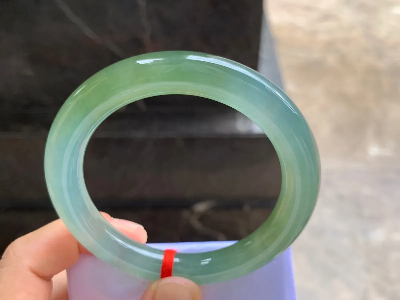 56-10mm
冰种橄榄绿手镯 冰透水润 颜色漂亮独特