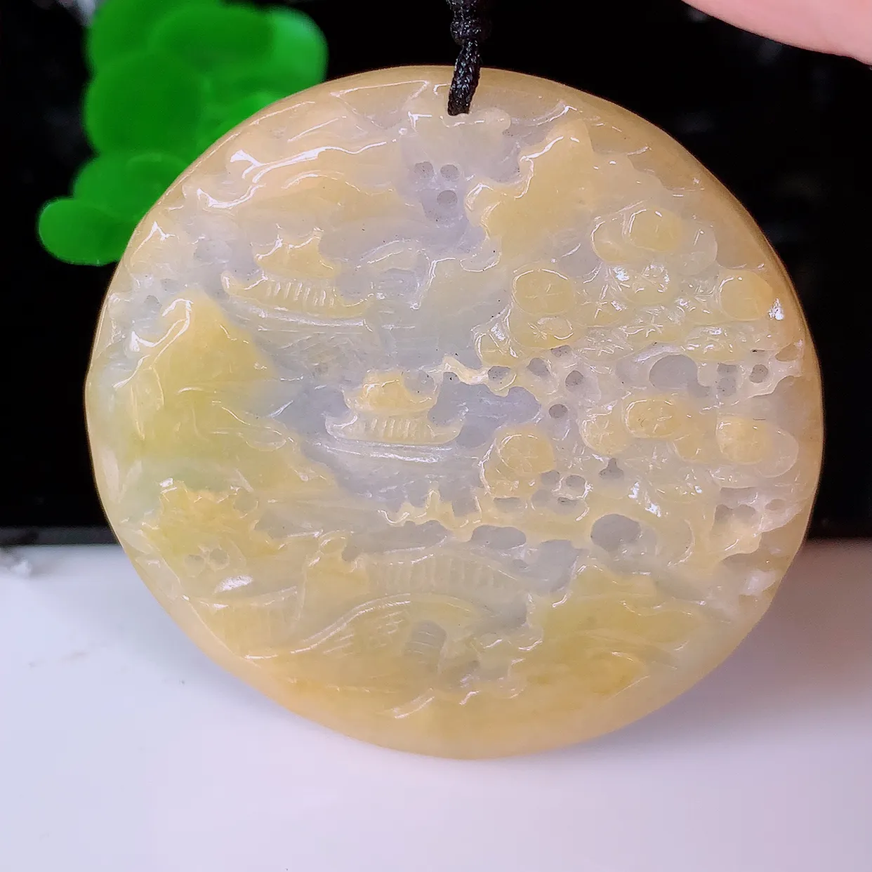 自然光实拍，冰润黄翡双彩翡翠山水牌吊坠，翡翠山水，立体生动形象，山水素材布局合理，意境感佳，佩戴上身
