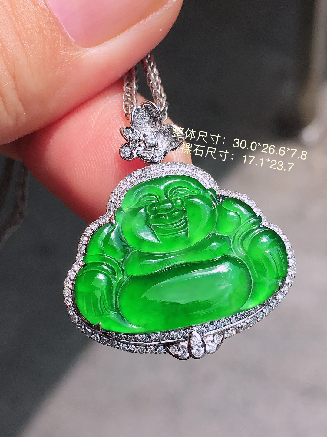 阳绿佛公吊坠，色泽均匀艳丽，玉质细腻，荧光感超
强，饱满圆润，气质满满。18k
金豪华镶嵌