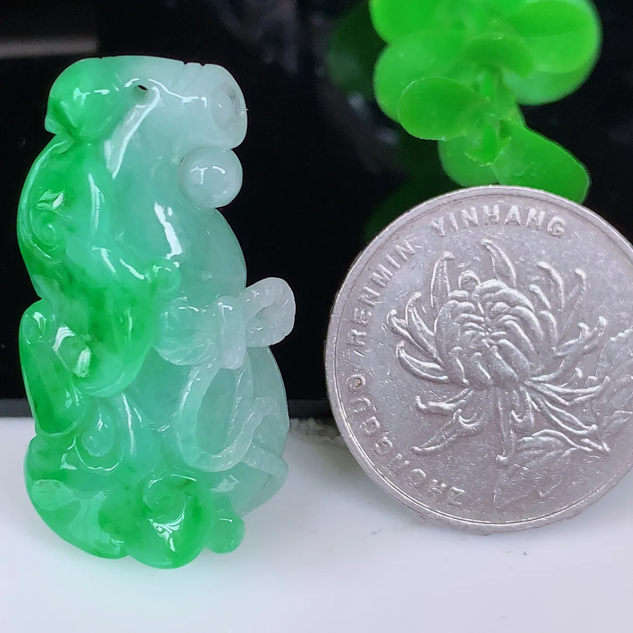 自然光实拍，冰润飘阳绿翡翠如意葫芦吊坠，葫芦寓意福禄双全，财源滚滚，饱满，清新脱俗，佩戴效果优雅迷人！#01.26