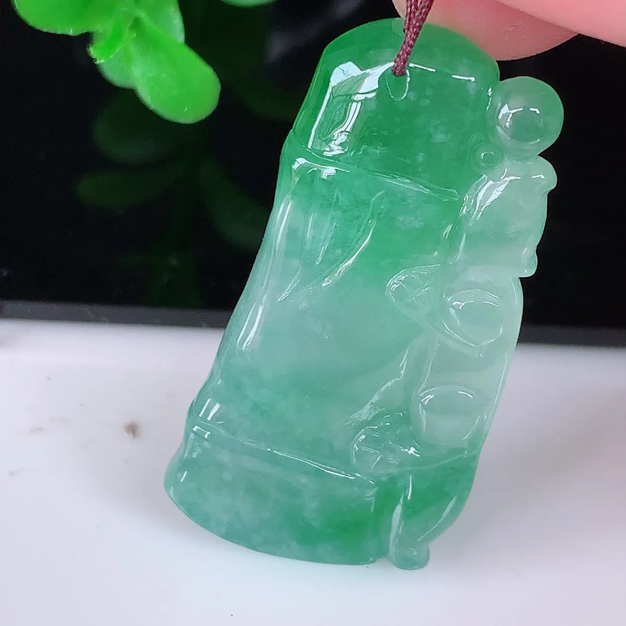 自然光实拍，冰飘绿翡翠节节高竹节玉坠，款式时尚大方，竹节寓意好，佩戴事业，学业节节高升！#01.26