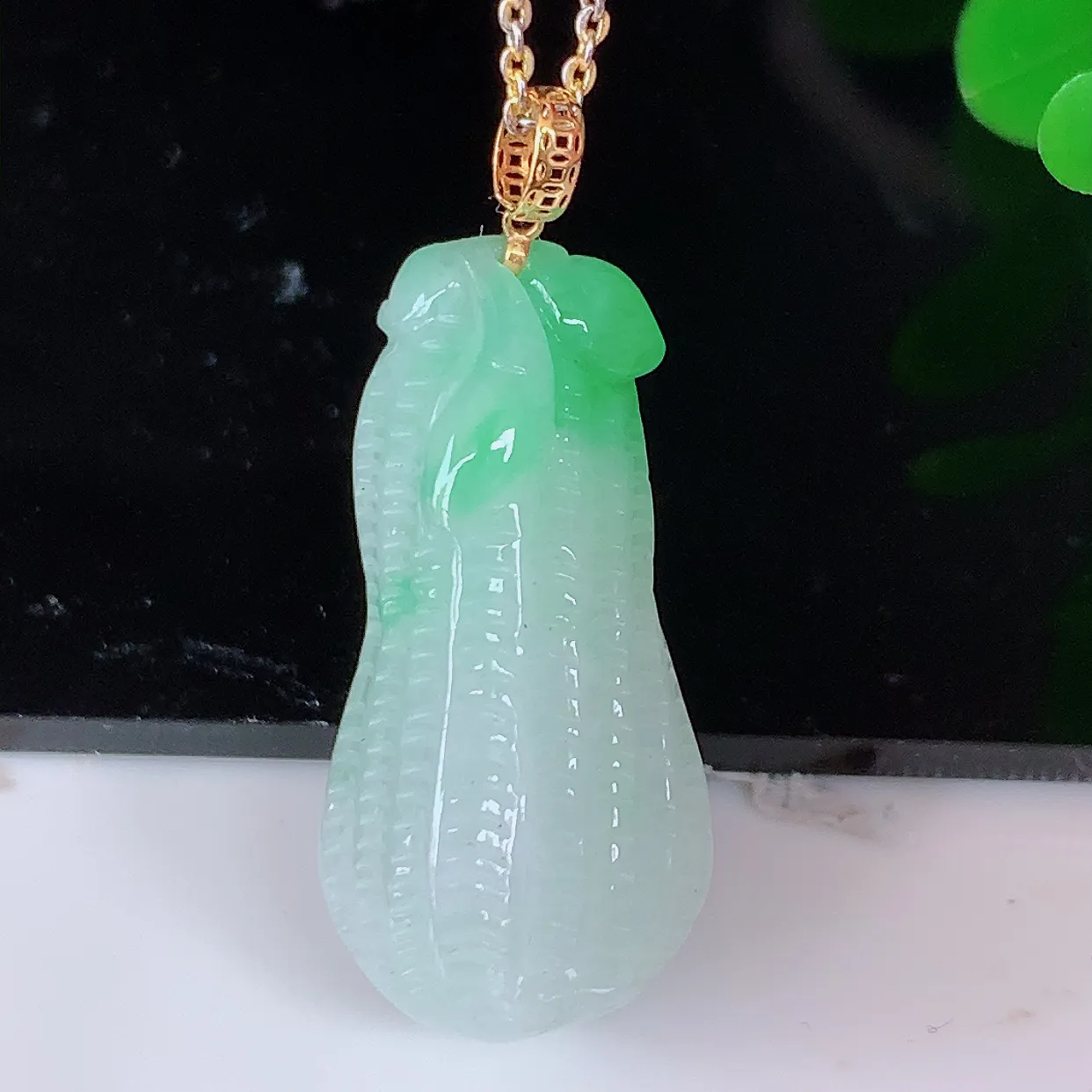 18k金镶嵌飘绿翡翠生意兴隆花生吊坠，沁人心脾，精致典雅的设计，为佩戴者，增添色彩，送礼自留都是佳品