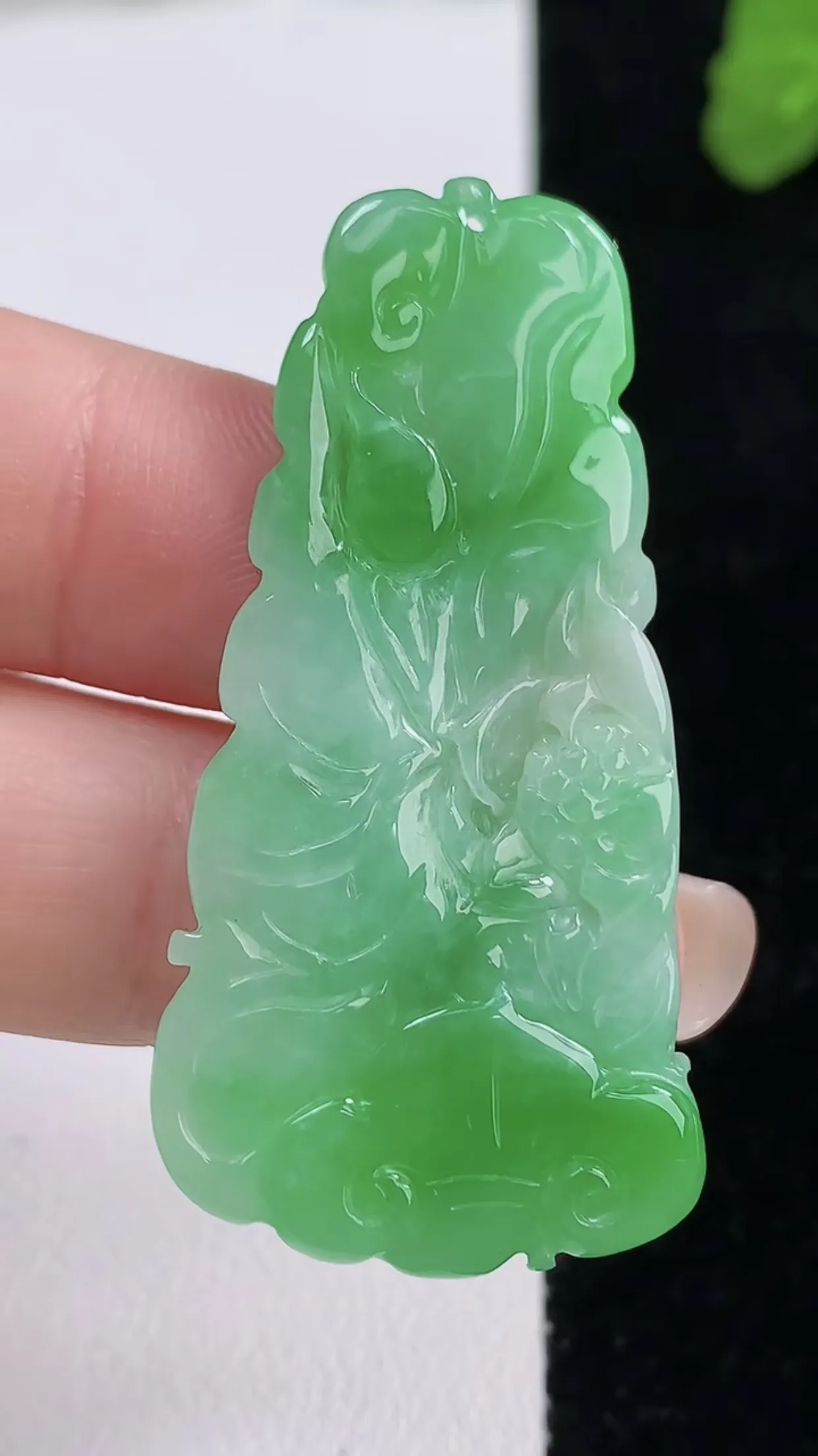 缅甸天然翡翠a货 老坑料起胶冰润 飘绿和和美美 荷花吊坠，尺寸46.2-22-4mm  y 7.68