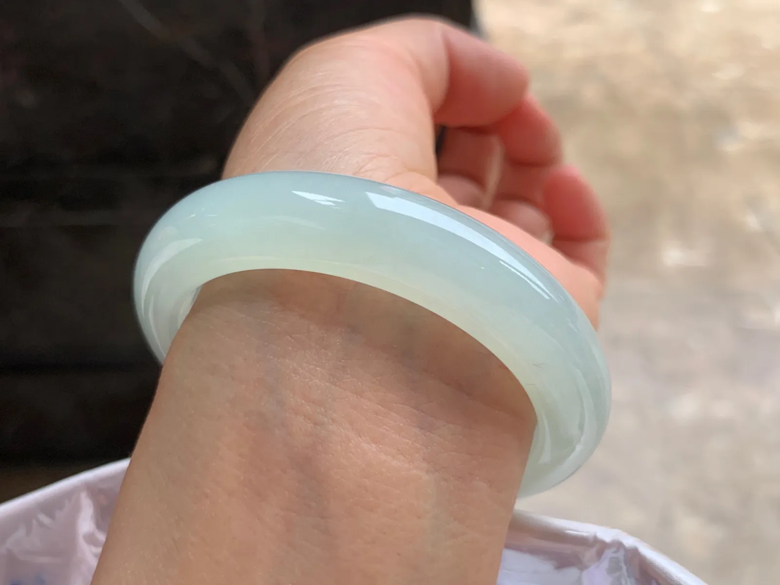 53.5-12.5-9mm
带底色手镯 肉质细嫩 底色很漂亮 拍不出来