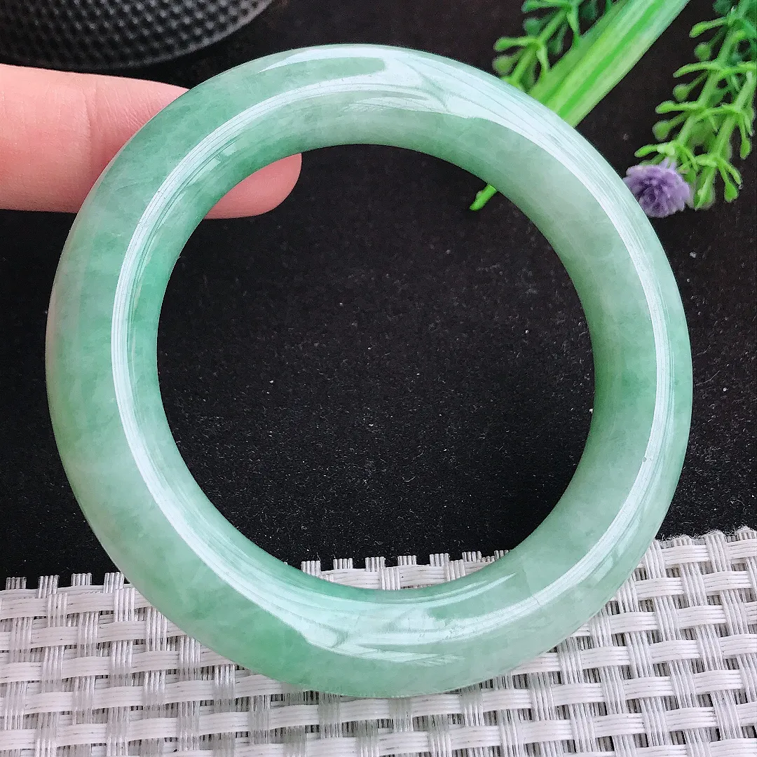 自然光54.5/12.1老坑秀气温润浅绿胖圆条手镯天然翡翠玉镯女款