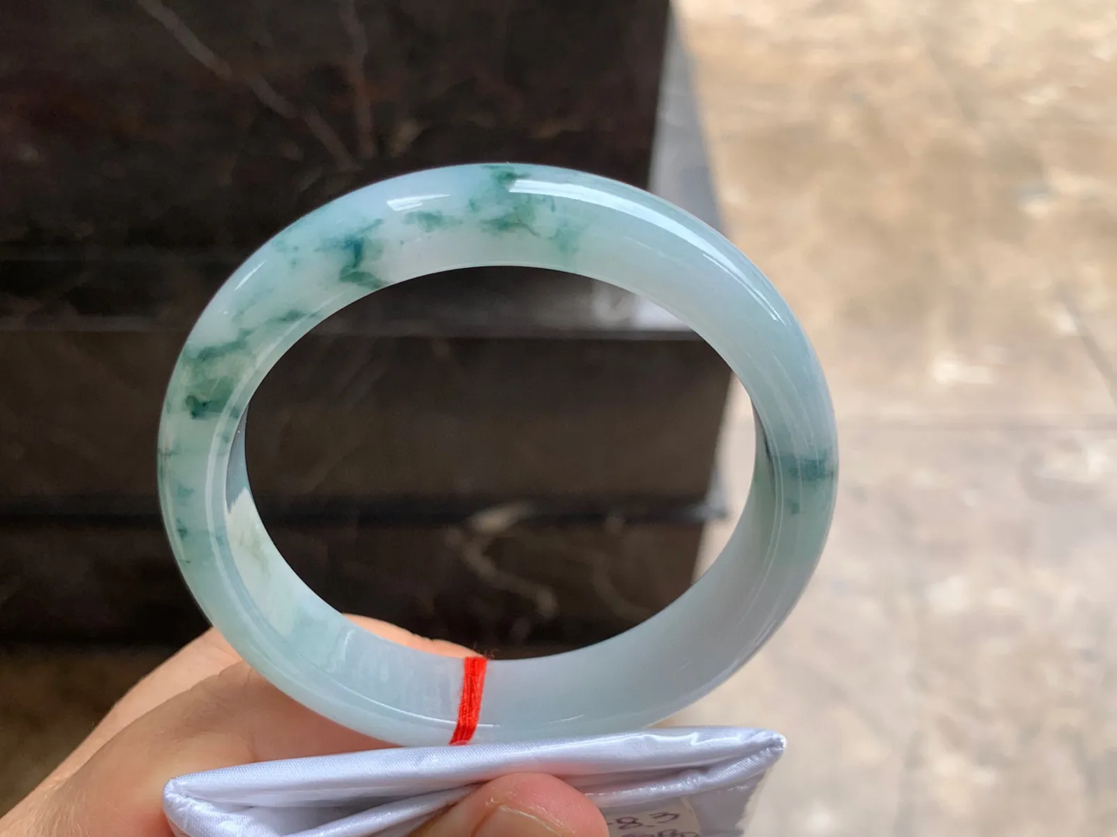 60.5-13-8.5mm
飘花手镯 底子细腻