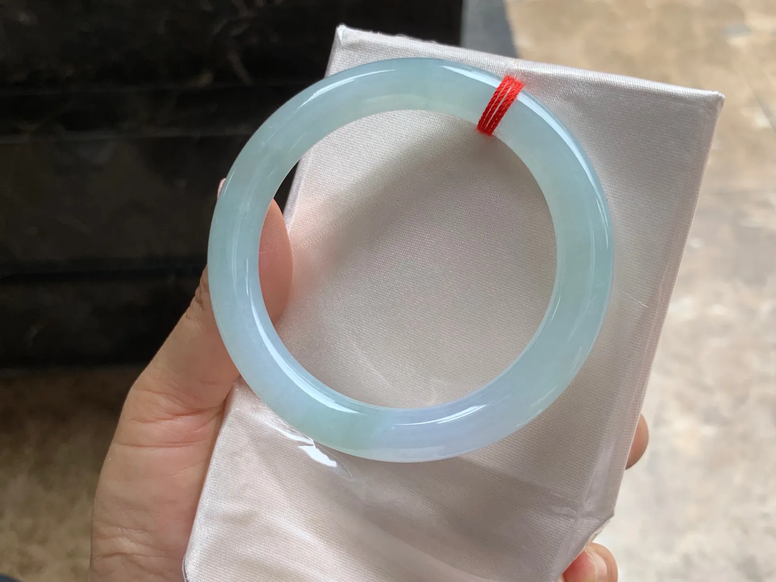 54.5-9.5mm
冰种淡春彩圆条手镯 温润细腻 清新淡雅 上手灵动秀美