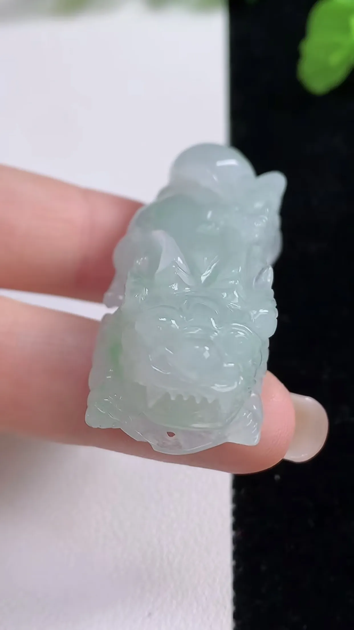 缅甸天然翡翠a货 老坑料起胶冰润 飘绿招财霸气貔貅吊坠，尺寸49-20.8-13.8mm  y 27.37