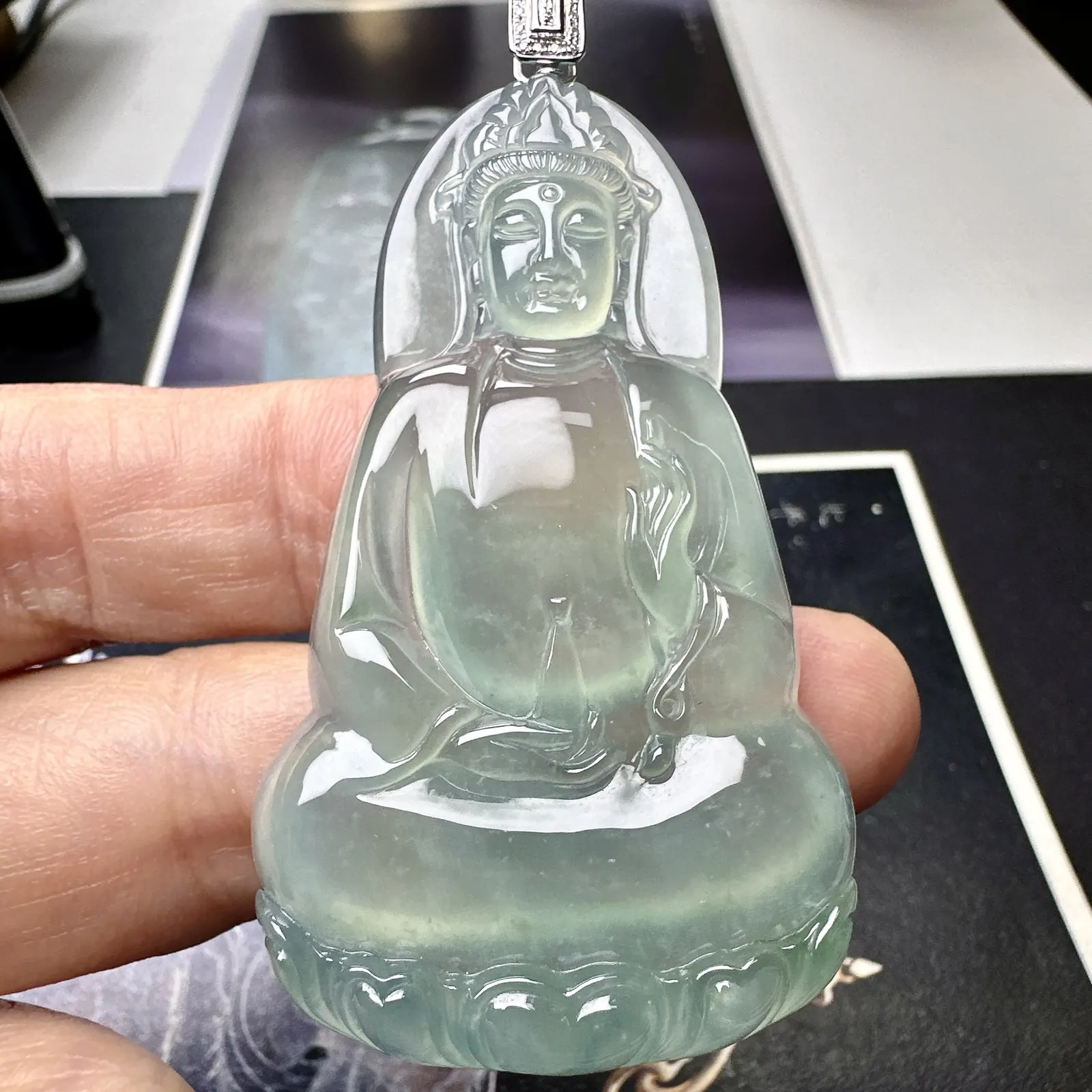 【冰种素衣观音】种地优秀，通透闪亮，起光的料子，厚度很好，18k金钻镶嵌，裸石尺寸59.9*35.9