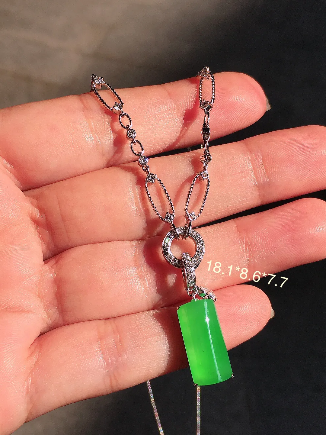 阳绿无事牌锁骨链，色泽均匀艳丽，玉质细腻，荧光感超
强，饱满圆润，气质满满。18k
金豪华镶嵌