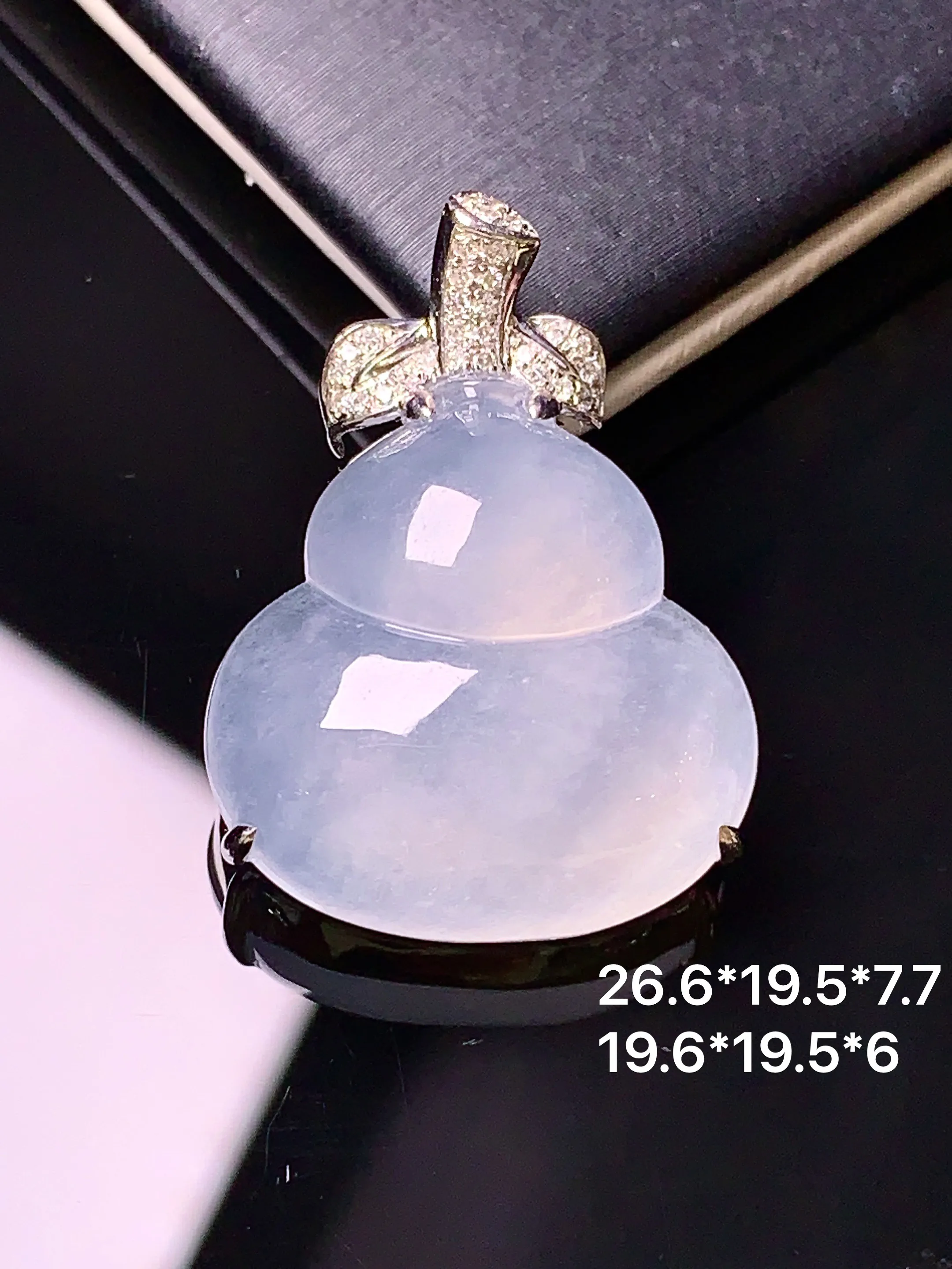 18k金钻镶嵌冰种葫芦吊坠 玉质细腻 色泽清新艳丽 整体尺寸26.6*19.5*7.2