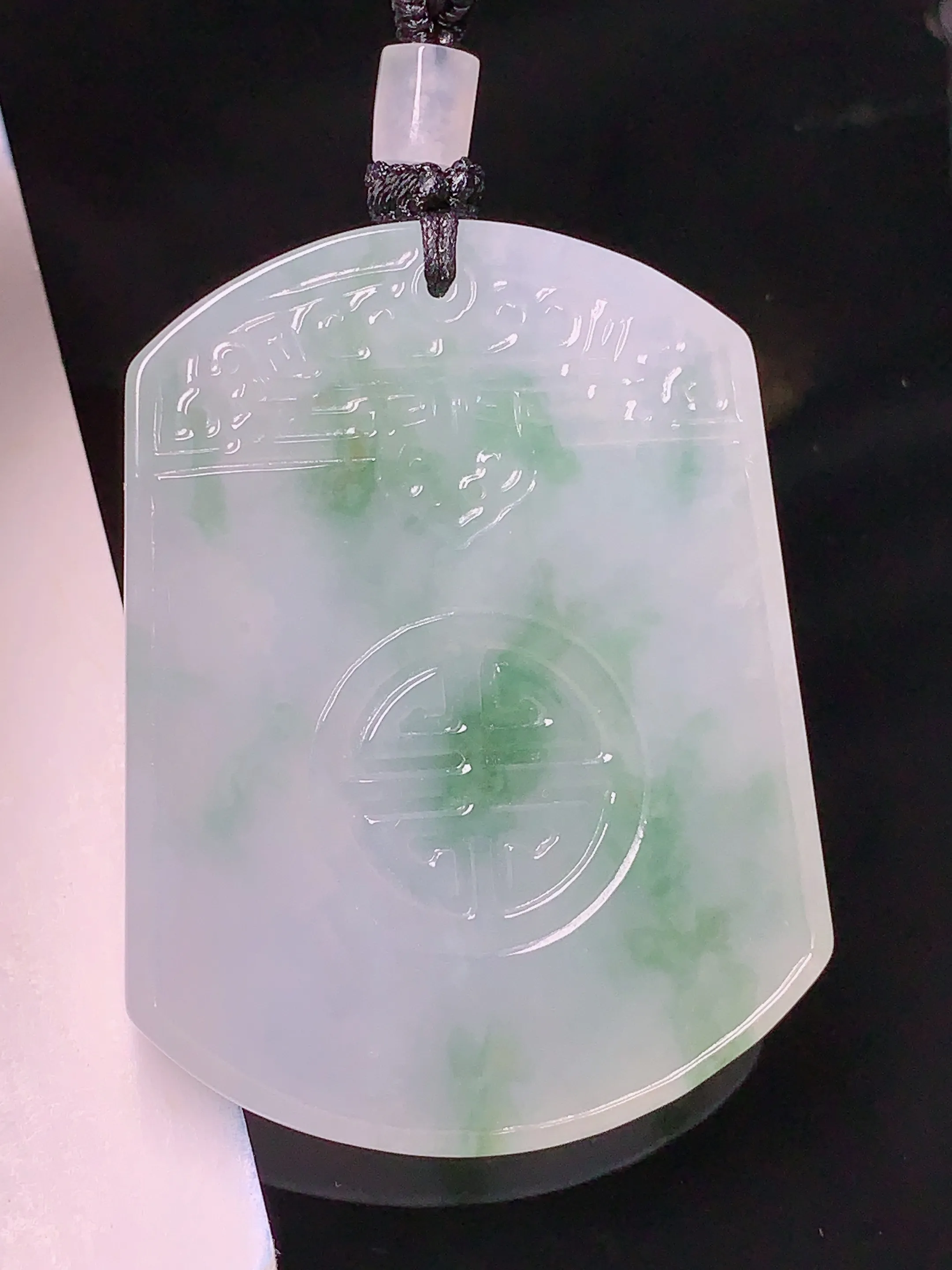 飘绿雕花无事牌吊坠 玉质细腻 水润亮眼  整体尺寸49.5*37.8*6