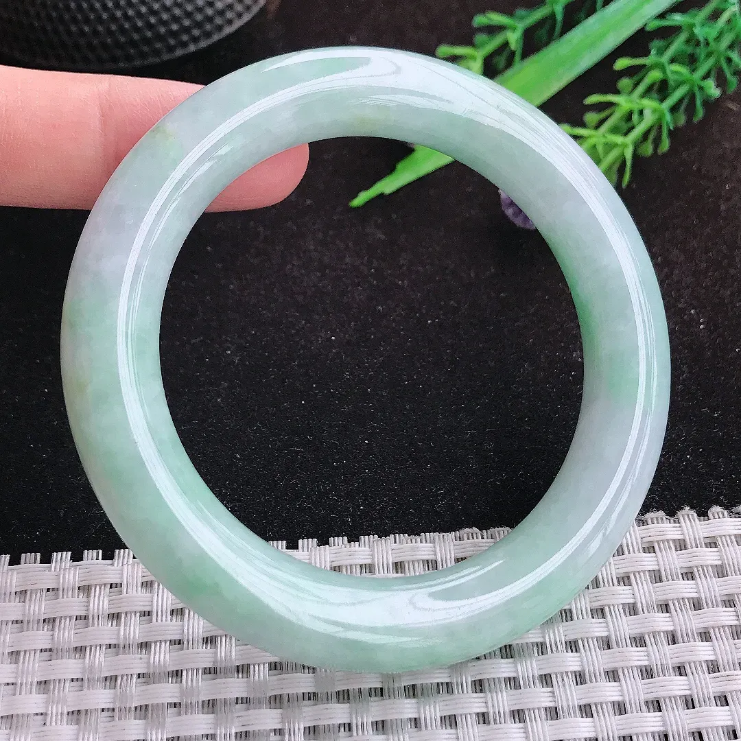 自然光56/10.7/11.1老坑精美温润浅绿圆条手镯天然翡翠玉镯女款