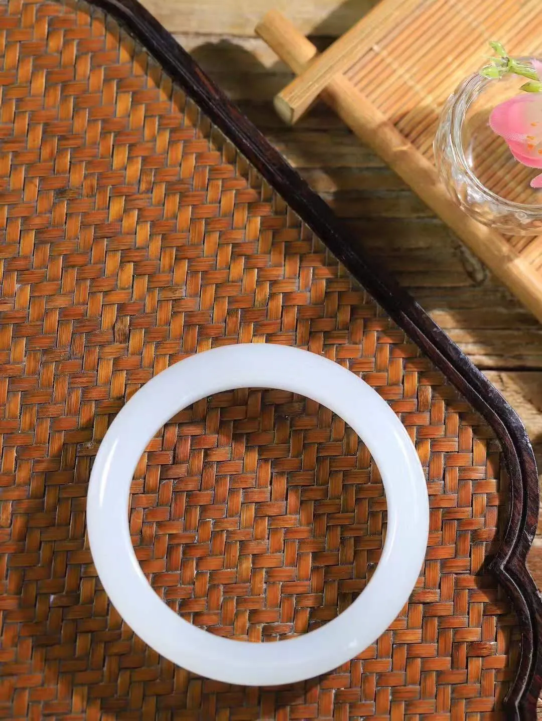 （柔情似水.手镯）

精品️和田玉白玉手镯，玉质温润细腻，镯型饱满圆润，优雅知性，姽婳于幽静兮，又婆娑乎人间，经典款型，古朴典雅。极具灵性，腕间风情，风姿卓越。 重48.2克    内径54.5mm 尺寸11.7-8.8mm78802744A