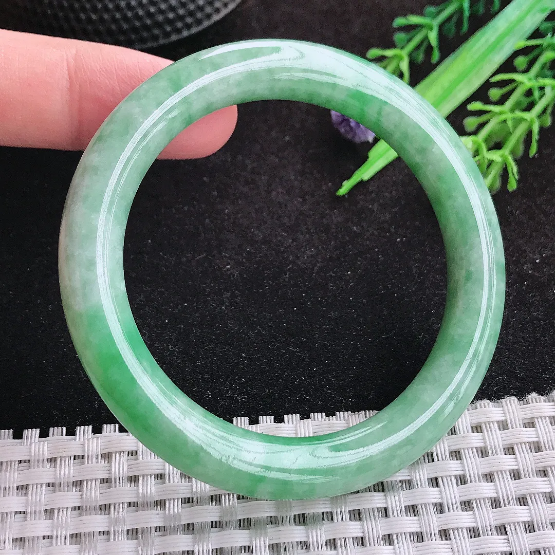 自然光51.5/8.9/9.1老坑精美温润满绿圆条手镯天然翡翠玉镯女款