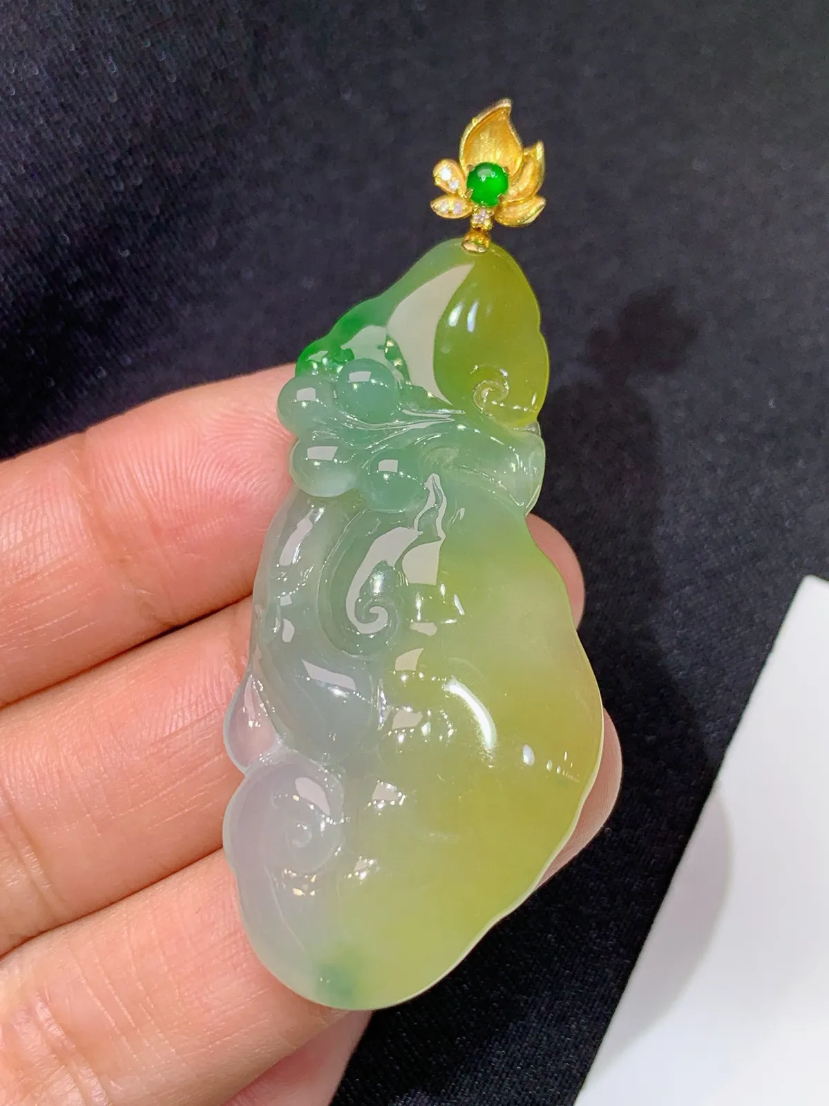 黄翡如意吊坠，18k金镶嵌，色泽鲜艳，水色超佳 裸石尺寸49.8*23.6*6.6