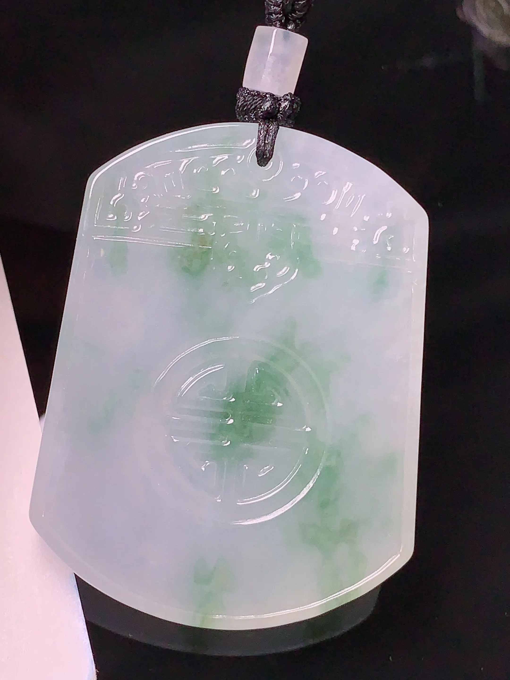飘绿雕花无事牌吊坠 玉质细腻 水润亮眼  整体尺寸49.5*37.8*6