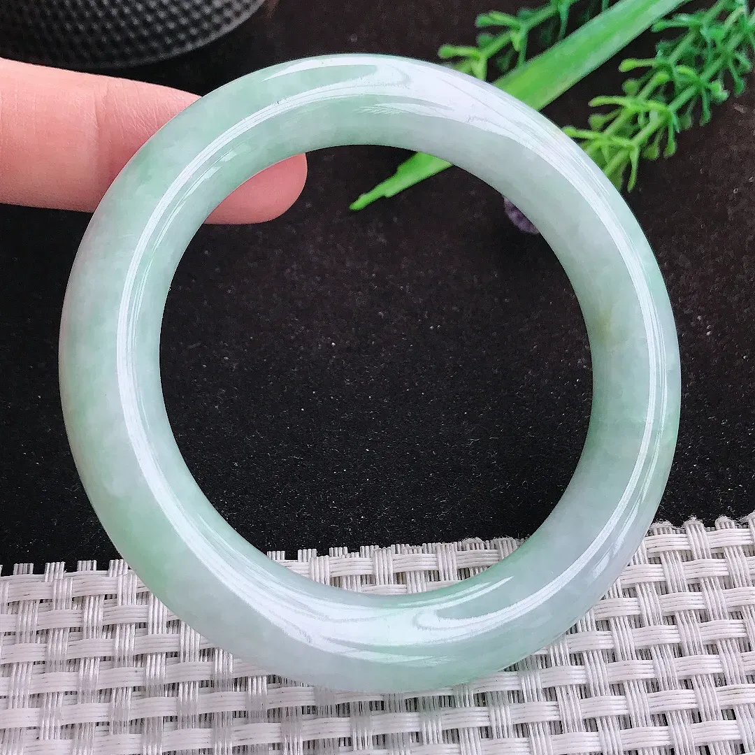 自然光56/10.7/11.1老坑精美温润浅绿圆条手镯天然翡翠玉镯女款