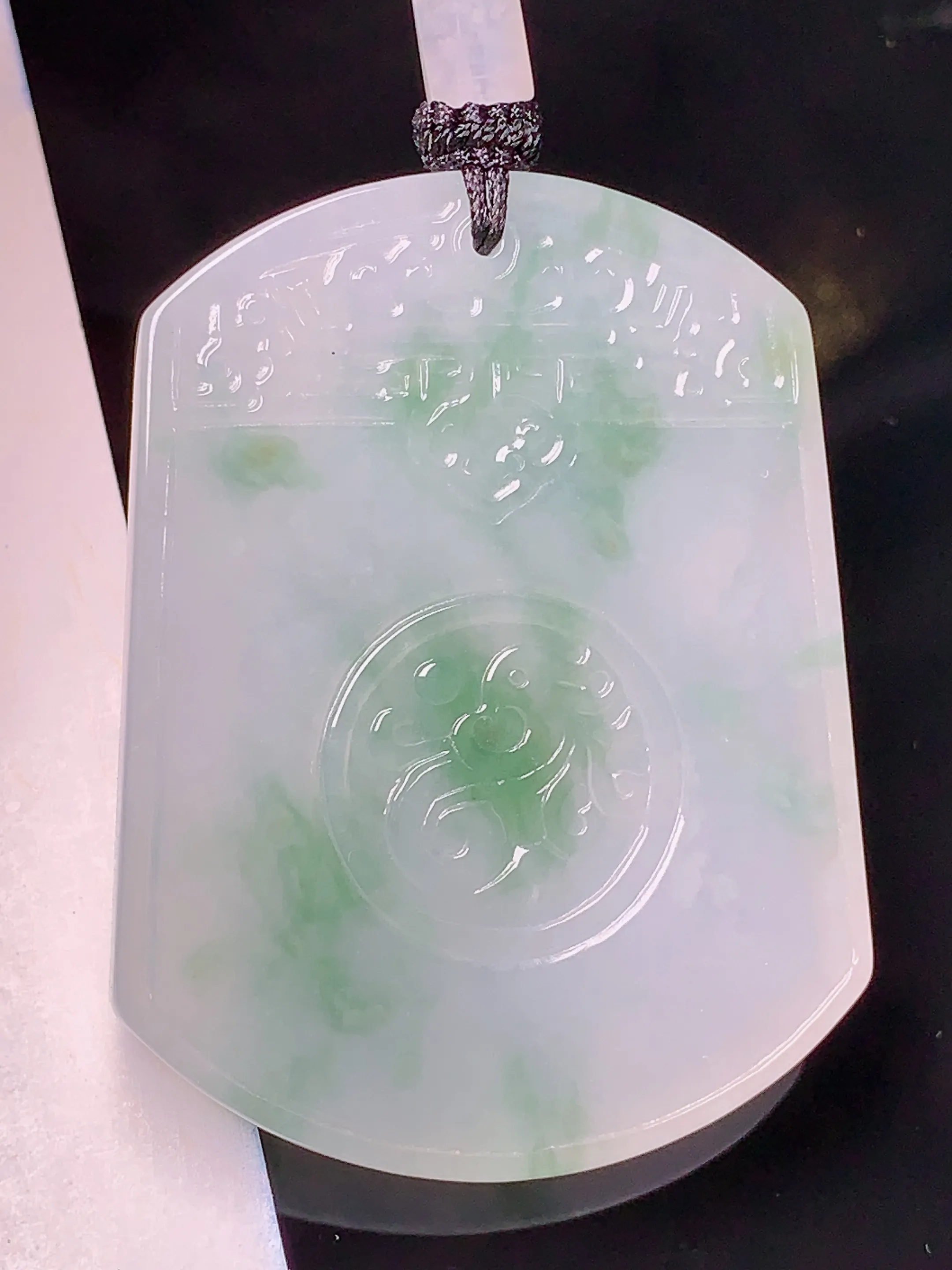 飘绿雕花无事牌吊坠 玉质细腻 水润亮眼  整体尺寸49.5*37.8*6