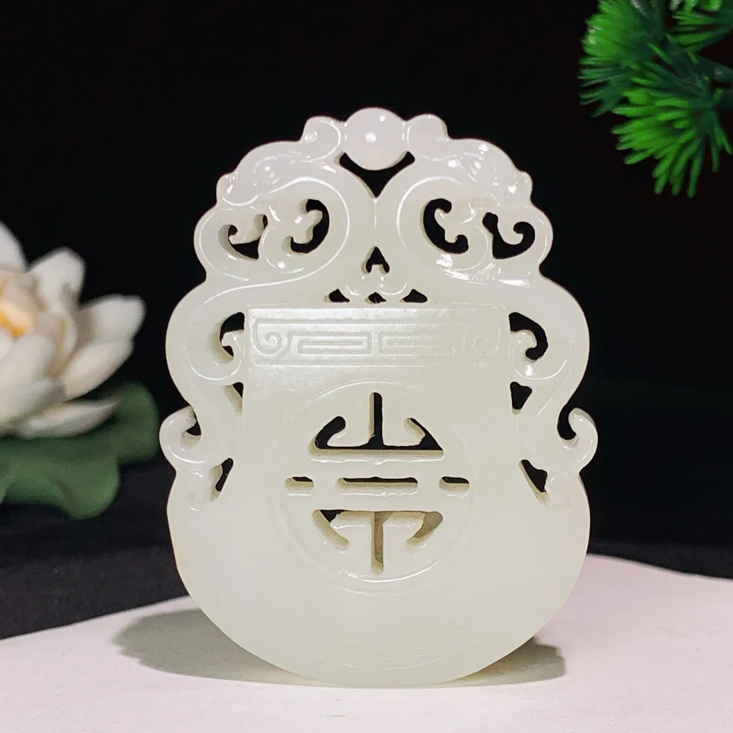 和田玉仿古龙凤挂件。尺寸58.5/44.2/9.4重43.9克 玉质细腻油润 底色纯净 脂粉好，品质好。lt250827