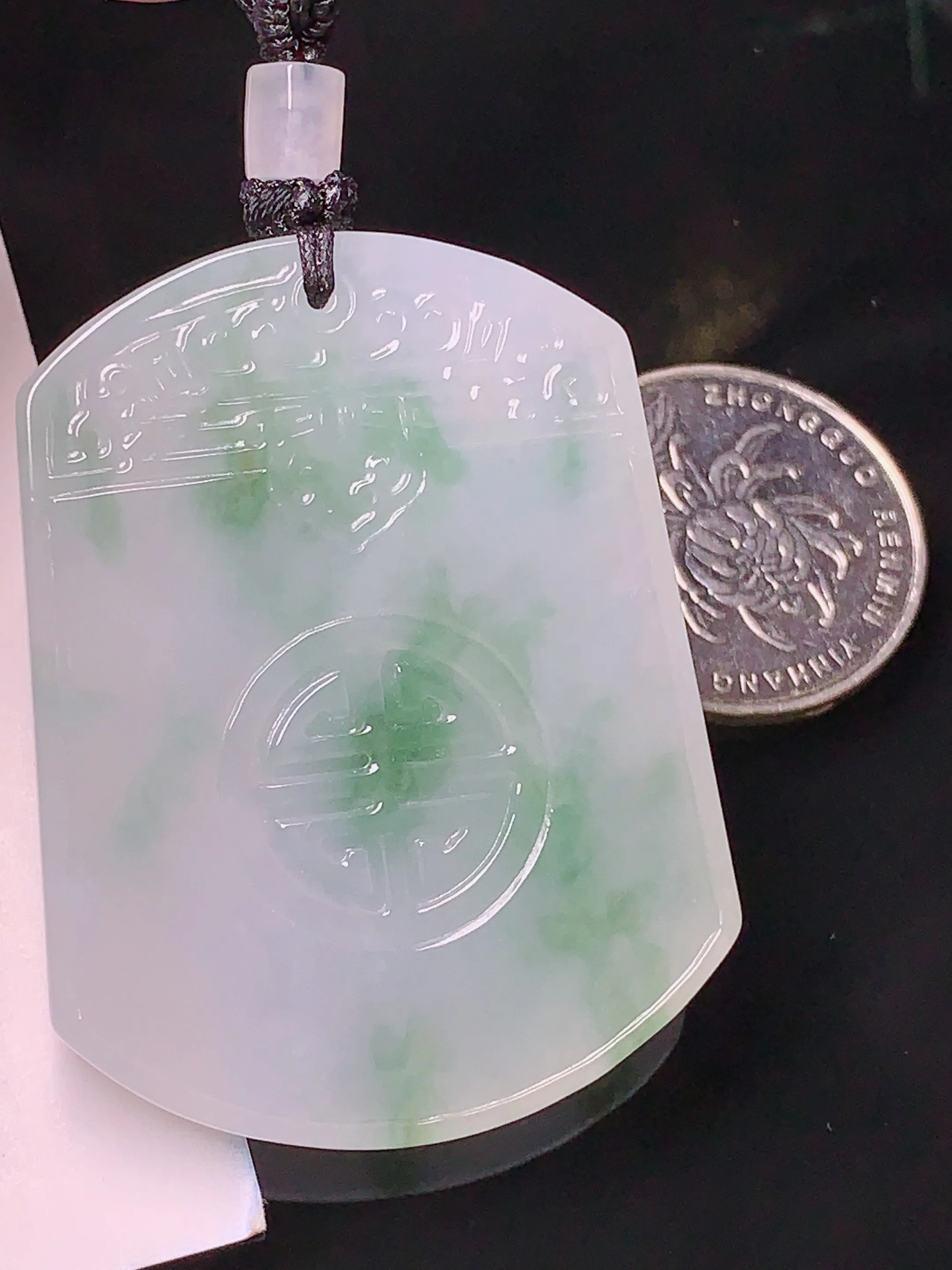 飘绿雕花无事牌吊坠 玉质细腻 水润亮眼  整体尺寸49.5*37.8*6