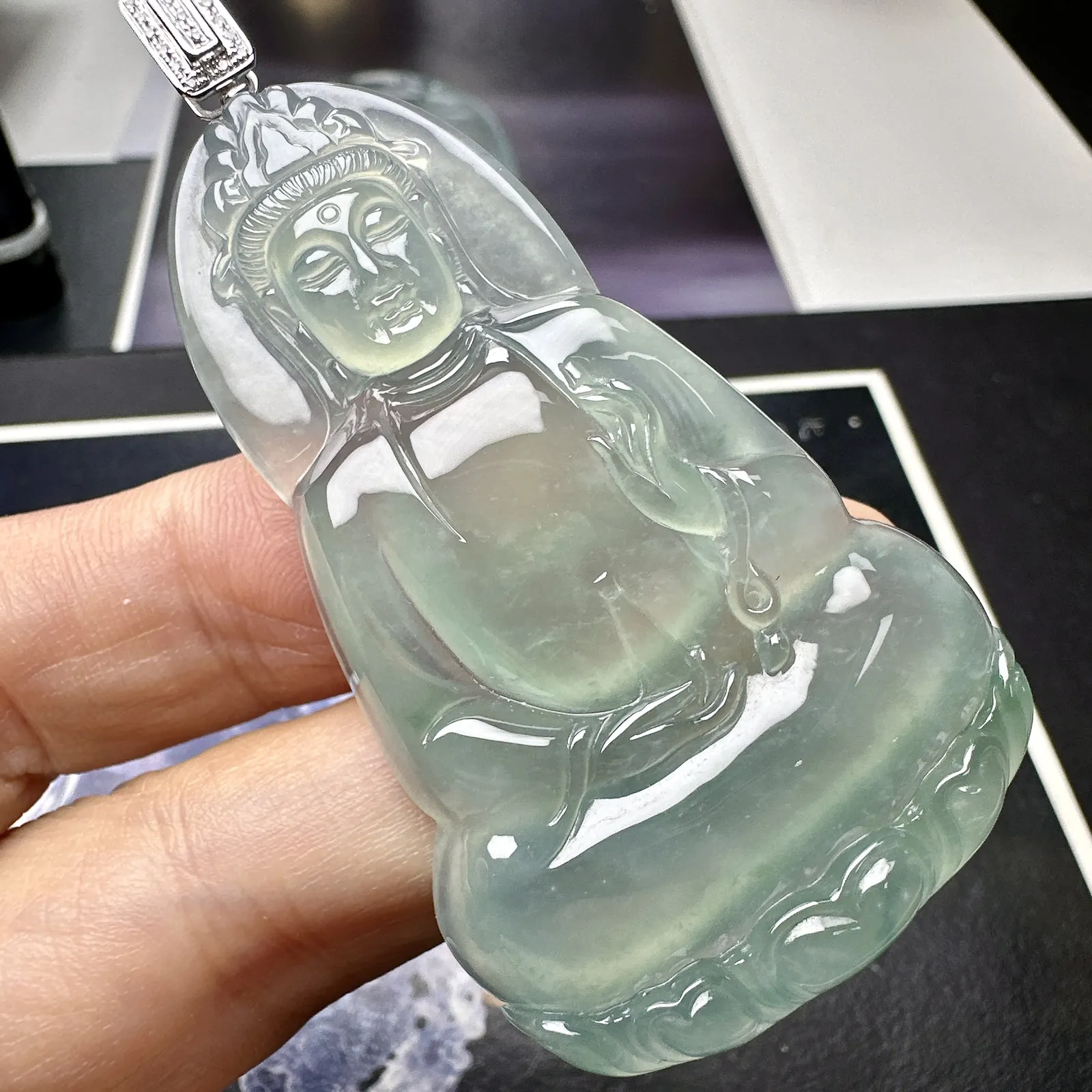 【冰种素衣观音】种地优秀，通透闪亮，起光的料子，厚度很好，18k金钻镶嵌，裸石尺寸59.9*35.9*6.1毫米