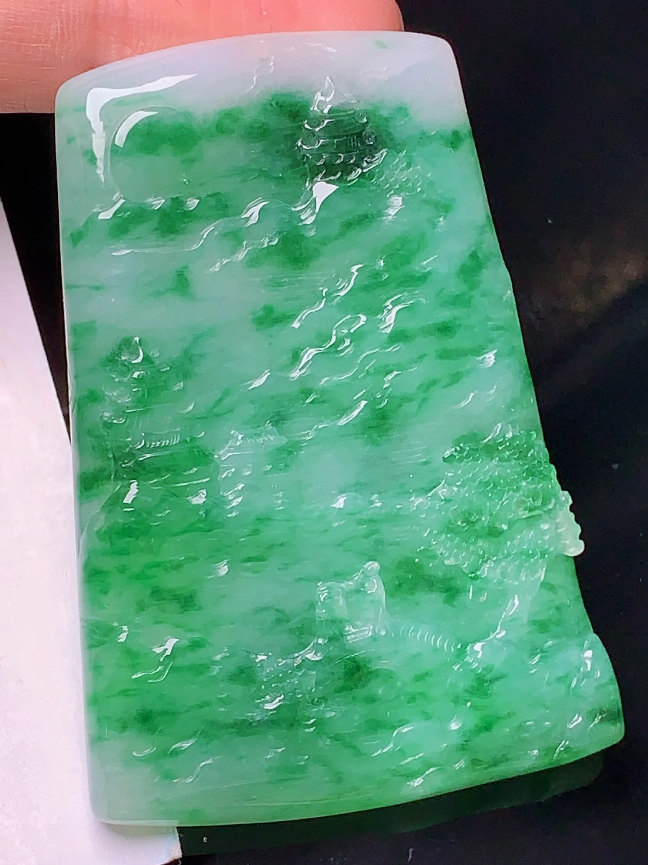 翠绿山水牌子吊坠 玉质细腻 色泽艳丽 水润亮眼  整体尺寸57*39.6*5.6