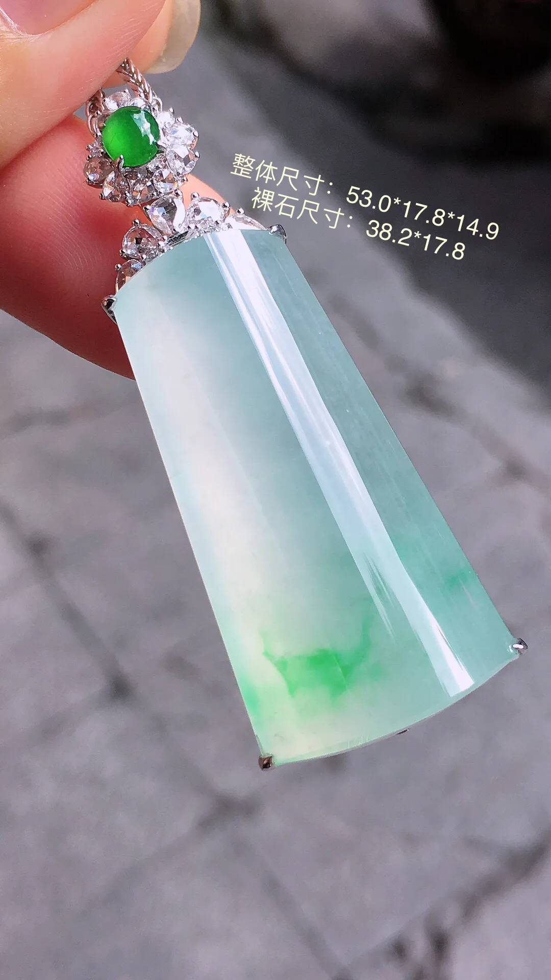冰飘绿无事牌吊坠，色泽艳丽，玉质细腻，荧光感超
强，饱满圆润，气质满满。18k
金豪华镶嵌