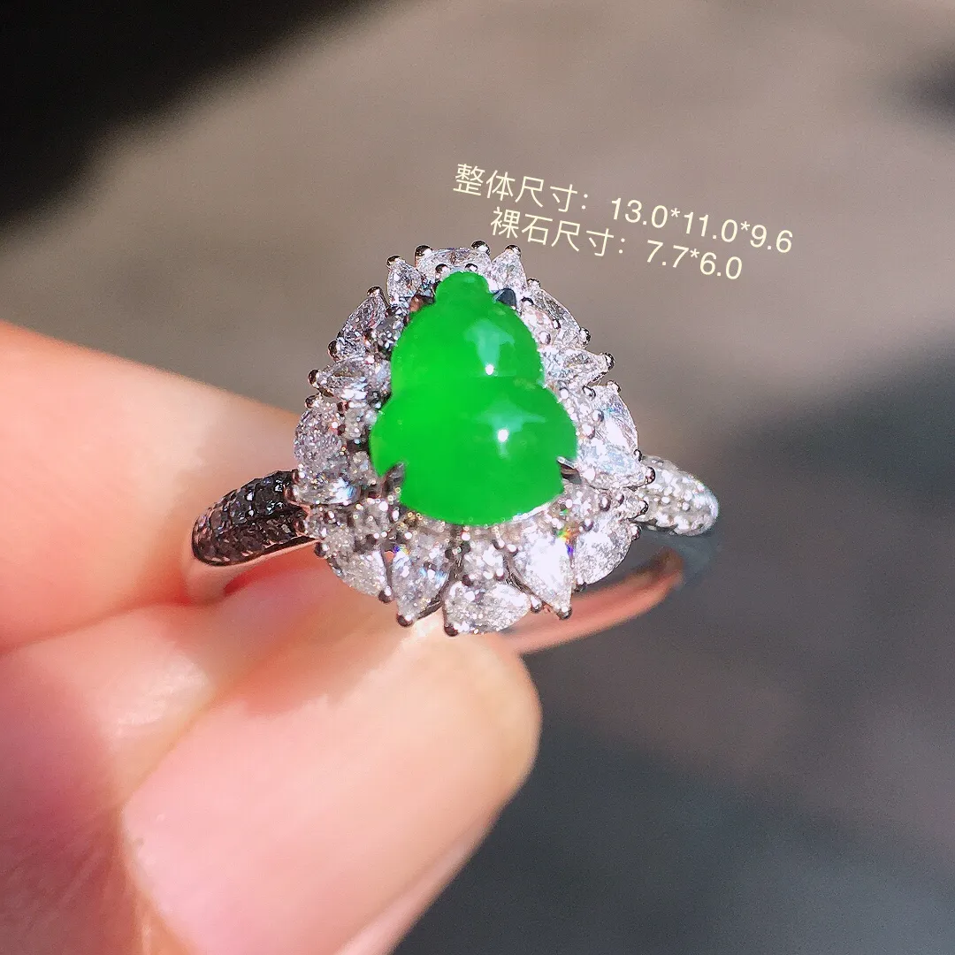 阳绿葫芦戒指，色泽均匀艳丽，玉质细腻，荧光感超
强，饱满圆润，气质满满。18k
金豪华镶嵌