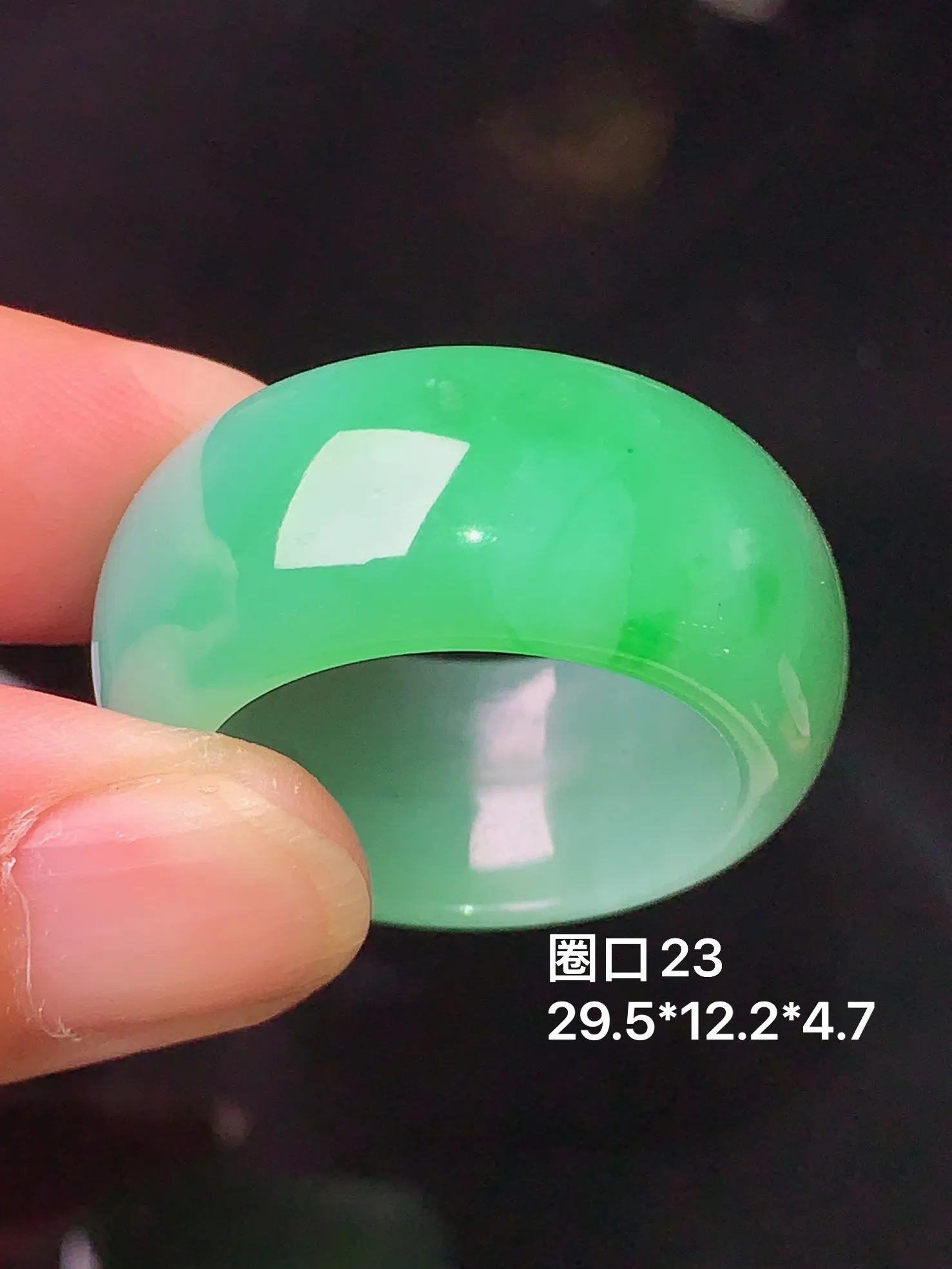 翠绿指环 玉质细腻 水润亮眼  圈口23 整体尺寸29.5*12.2*4.7