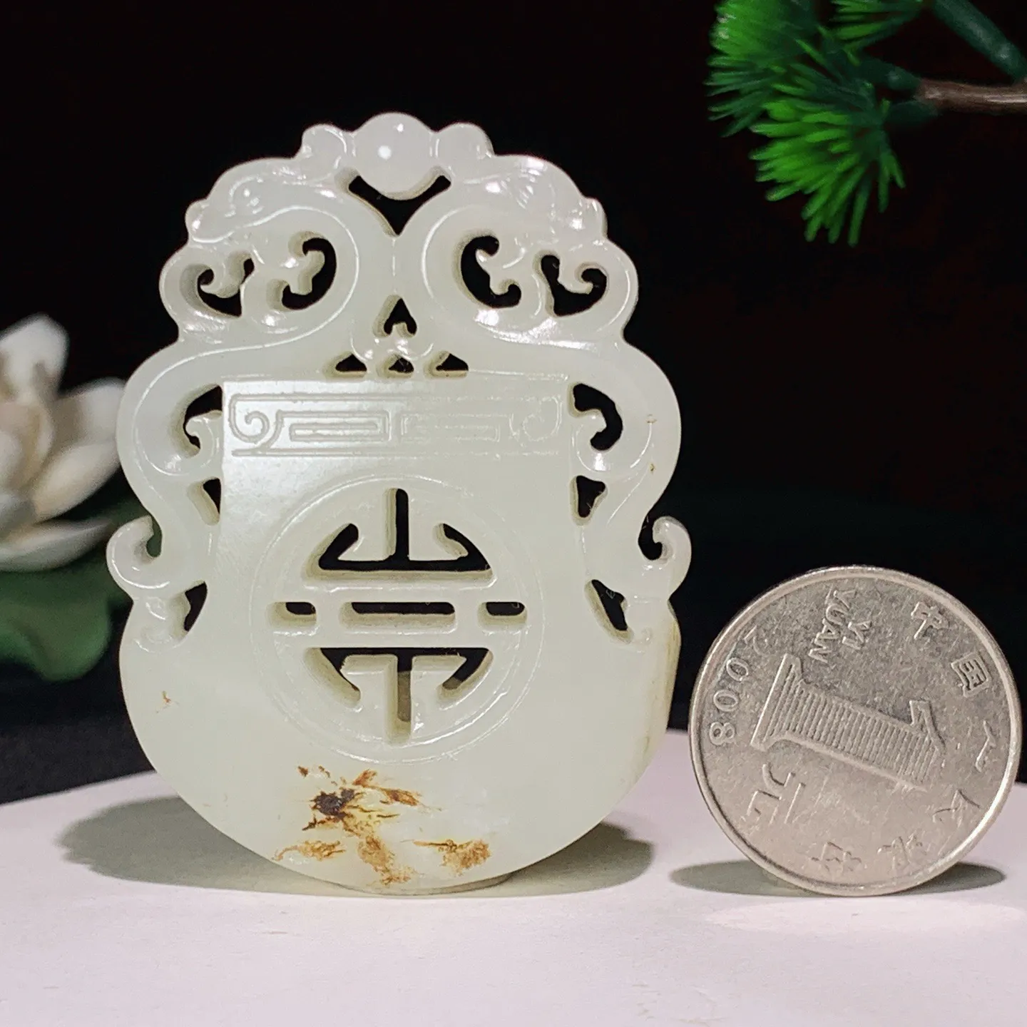 和田玉仿古龙凤挂件。尺寸58.5/44.2/9.4重43.9克 玉质细腻油润 底色纯净 脂粉好，品质好。lt250827