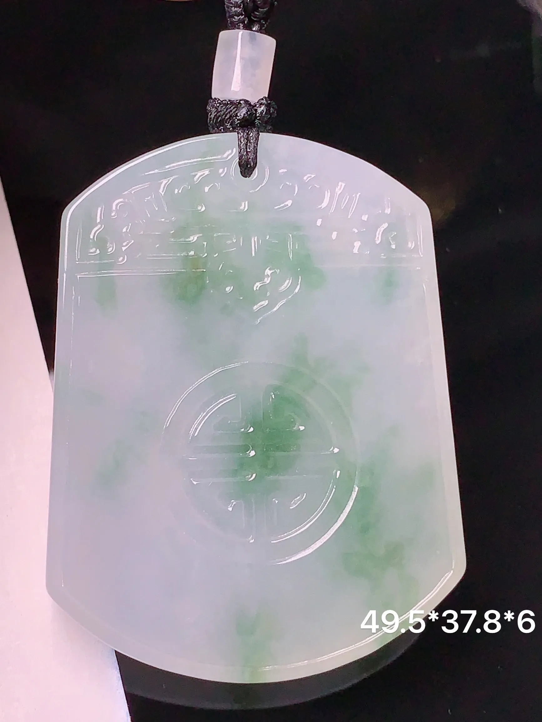 飘绿雕花无事牌吊坠 玉质细腻 水润亮眼  整体尺寸49.5*37.8*6